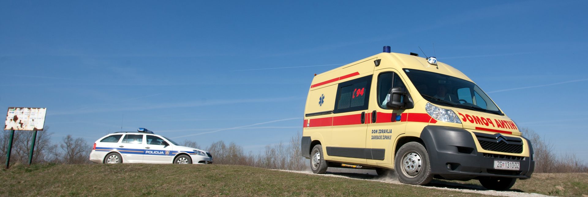 Zagreb, 03.11.2012 - Arhivska fotografija od 25.03.2011. godine prikazuje vozila Hitne pomoæi i policije uz obalu Save u blizini Velike Gorice. Èetiri osobe u dobi od 18 do 20 godina teko su opeèene u sinoænjoj eksploziji kotlovnice pored obiteljske kuæe u Granièarskoj ulici u mjestu Soboèani kod Ivaniæ Grada. 
foto FaH/ Damir SENÈAR /ds