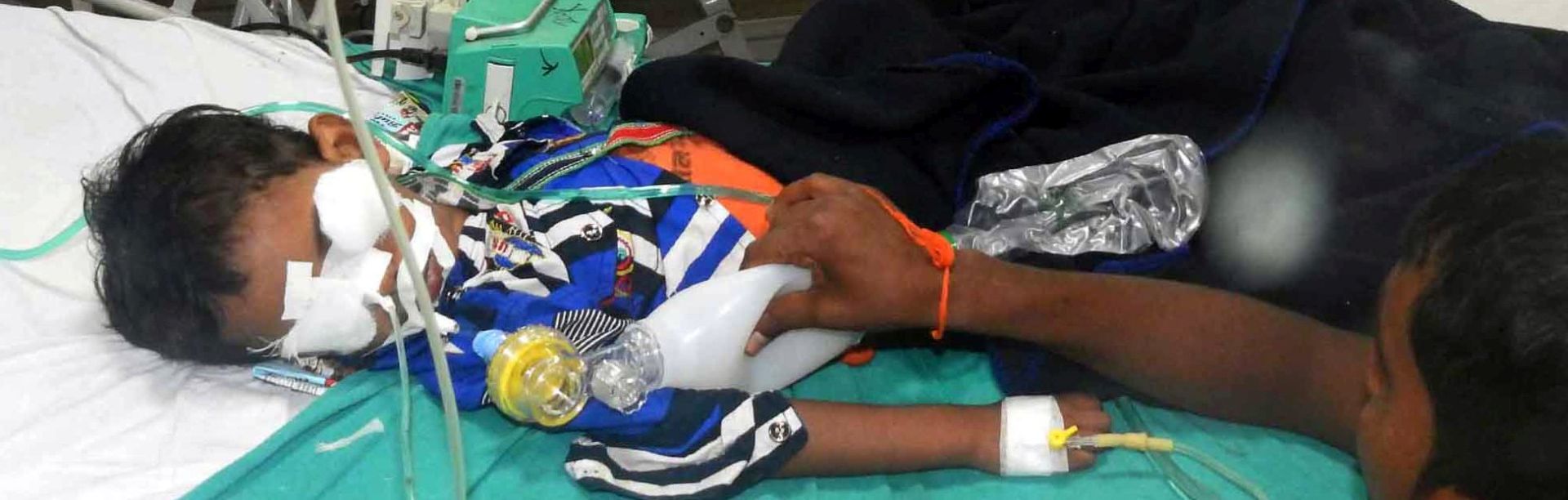 epa06139475 Children undergo treatment at the Baba Raghav Das Hospital in Gorakhpur, India, 11 August 2017 (issued 12 August). According to reports, 30 children have lost their lives since 09 August 2017, allegedly due to lack of oxygen cylinders in the hospital. Uttar Pradesh state government has however refuted the charges, stating that the children have died due to illnesses and various medical reasons.  EPA/STRINGER