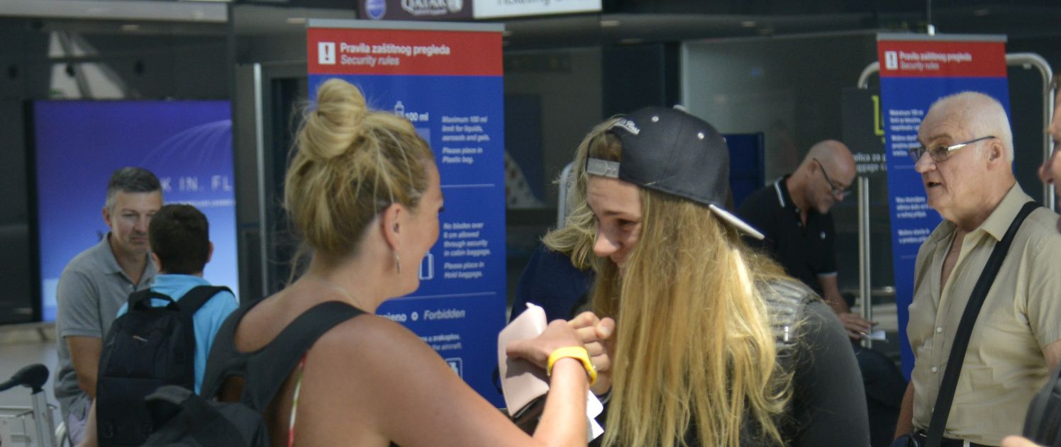 Zagreb, 02.08.2017. - Odlazak prve skupine hrvatskih atletičara na Svjetsko prvenstvo u Londonu. Na fotografiji Janica Kostelić i bacačica koplja Sara Kolak.
foto HINA/ Admir BULJUBAŠIĆ/ abu