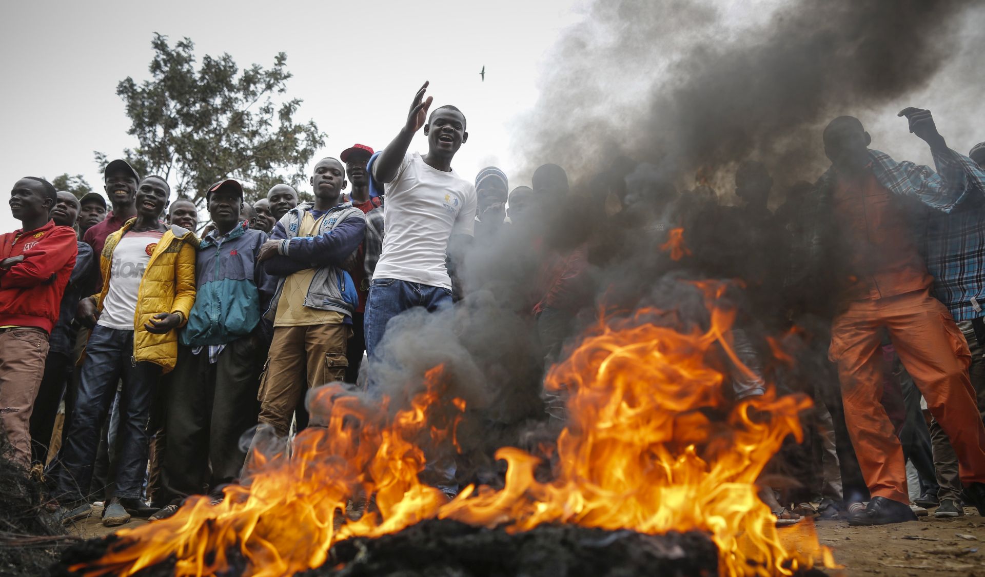 epa06133347 Supporters of the opposition leader Raila Odinga of the National Super Alliance (NASA) coalition react in front of a burning tire, after Odinga announced that he rejects the provisional result of the presidential election announced by the electoral body, in Kibera slum, one of Odinga's strongholds in Nairobi, Kenya, 09 August 2017. Provisional result of the presidential poll shows incumbent Uhuru Kenyatta leading opposition leader Raila Odinga, who rejected them saying that the official tally doesn't match their own counts. The police is beefing up security on Nairobi streets as the fear of the post-election violence looms.  EPA/DAI KUROKAWA