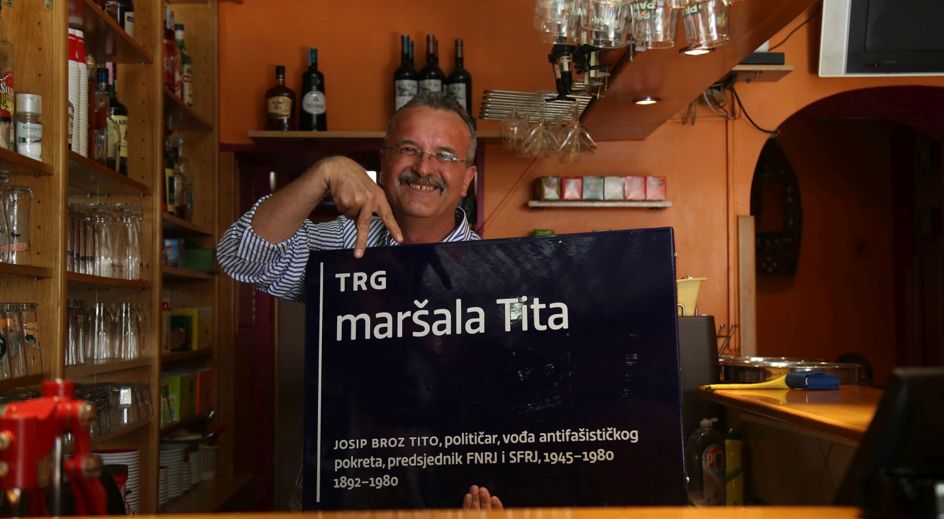 Zagreb, 16.08 2017 - Poznati ugostitelj Neven Brajkoviæ (na fotograrfiji) skinuo je ploèu s Trga marala Tita, na krianju s Ulicom Andrije Hebranga. Policija nije imala dojavu niti je juèer i danas postupala u smislu da je neka od ploèa nestala, odgovorili su iz slube za odnose s javnoæu zagrebaèke policije, uz napomenu da æe uputiti ophodnju da utvrdi stanje stvari i poduzeti potrebne mjere. foto HINA /Zvonimir KUHTIÆ/ zk
