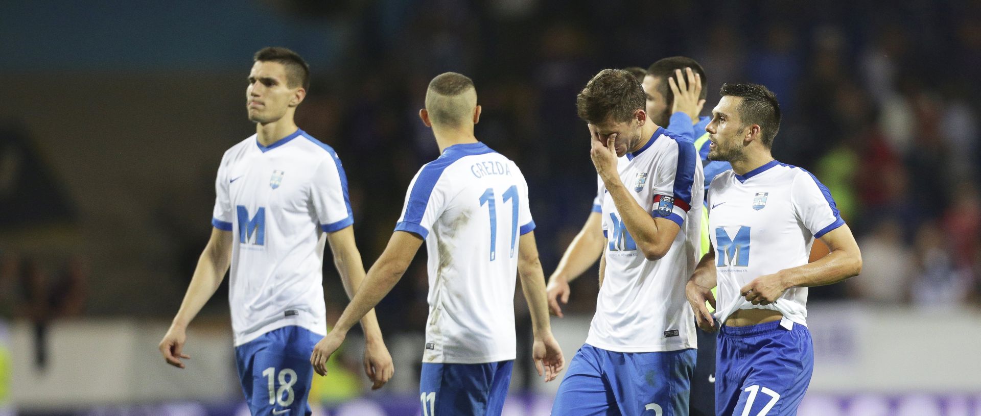 epa06161132 Osijek players react after the UEFA Europa League playoff, second leg soccer match between FK Austria Vienna and NK Osijek in Sankt Poelten, Austria, 24 August 2017. Austria Vienna won on away goals.  EPA/LISI NIESNER