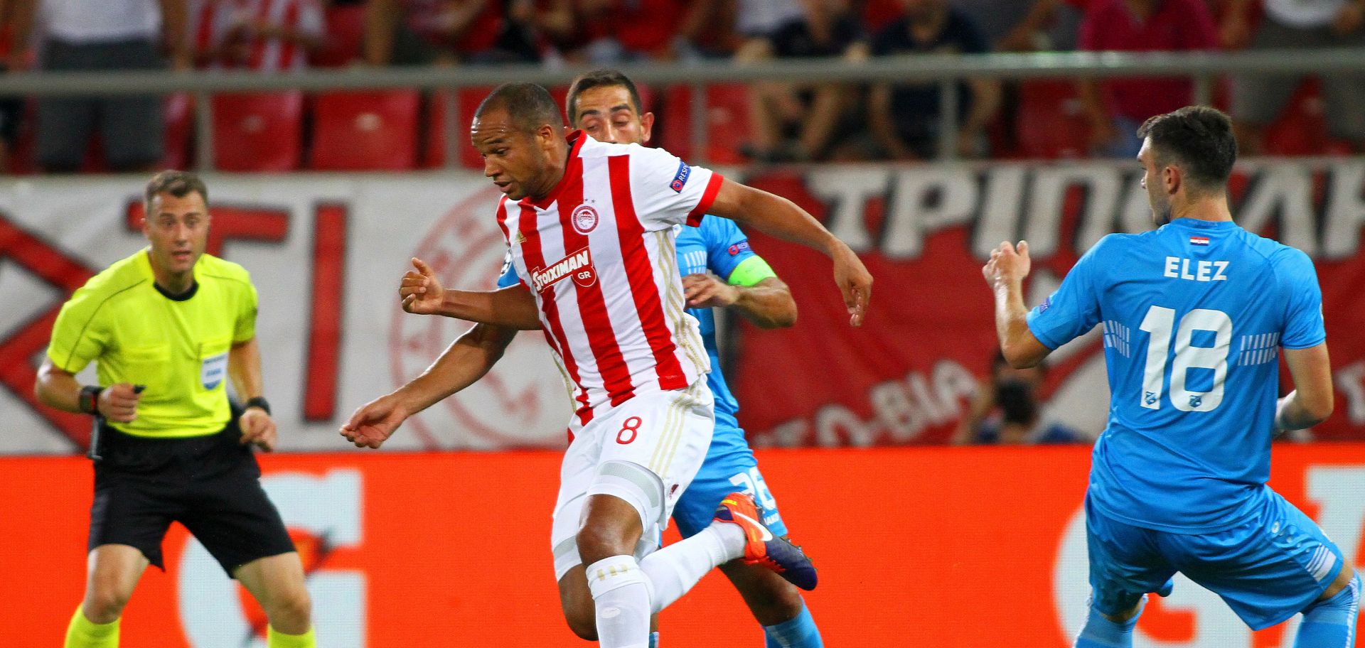 epa06147596 Vadis Odjidja (L) of Olympiacos Piraeus and Mate Males(C) of Rijeka in action during the UEFA Champions League play-offp 1st leg match between Olympiacos and Rijeka at Stadio Georgios Karaiskakis, Piraeus, Greece, 16 August 2017.  EPA/SPYROS CHORCHOUBAS