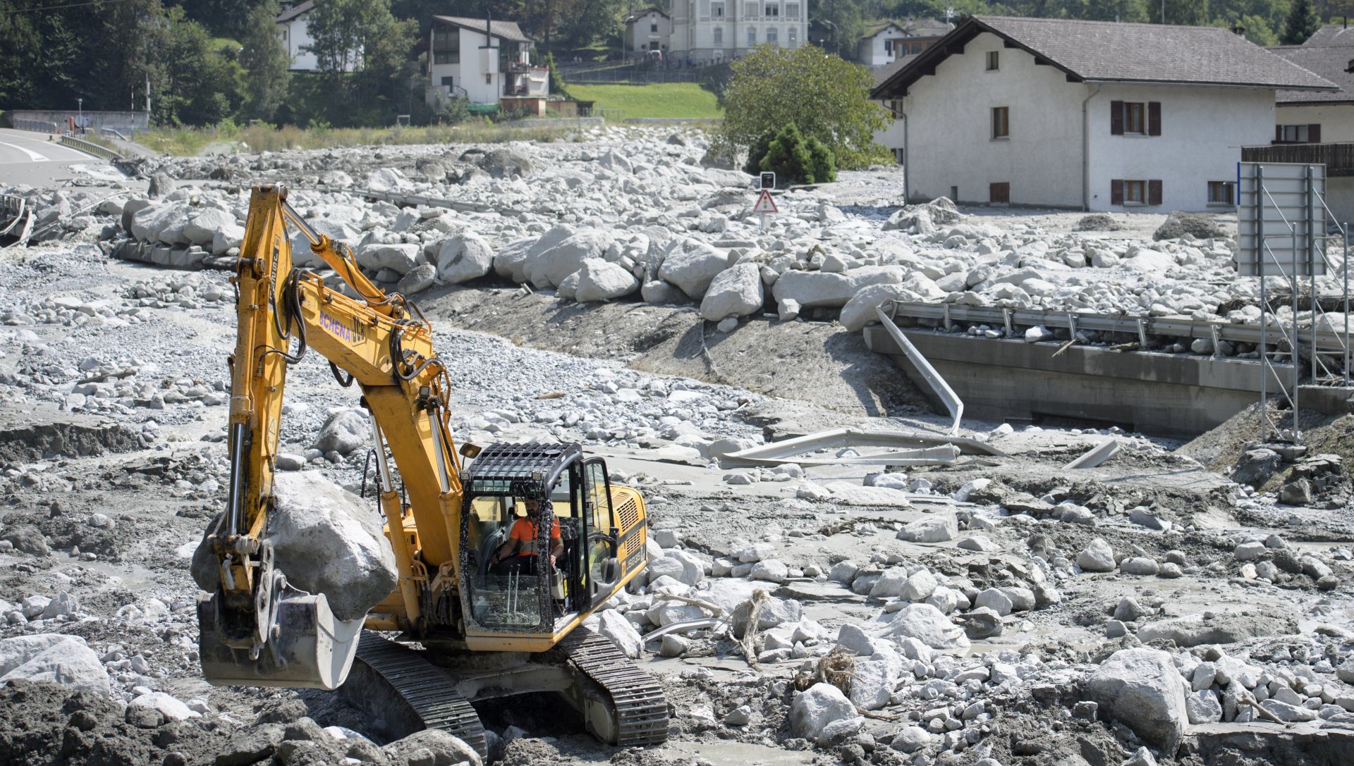 epa06161885 An excavator works on the landslide in Bondo, Graubuenden in southern Switzerland, 25 August 2017. The village had been hit by a massive landslide on Wednesday. The main road between Stampa and Castasegna is disconnected. The village has been evacuated. Eight people have been reported missing.  EPA/GIAN EHRENZELLER