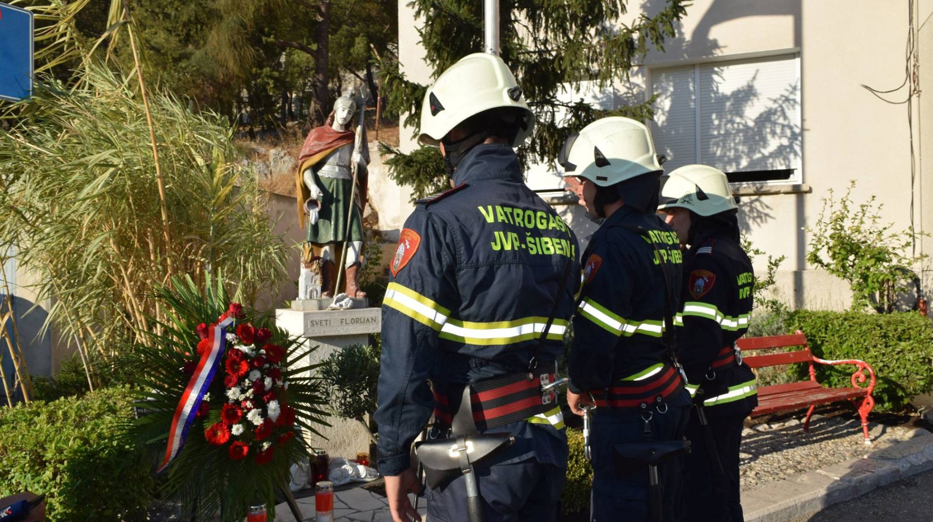 ibenik, 30.08.2017 - Vijenci i svijeæe u spomen na tragièno stradale vatrogasce na Kornatima poloeni su u srijedu, na desetu obljetnicu Kornatske tragedije, ispred vatrogasnog doma Javne vatrogasne postrojbe ibenik.
foto HINA/ ds