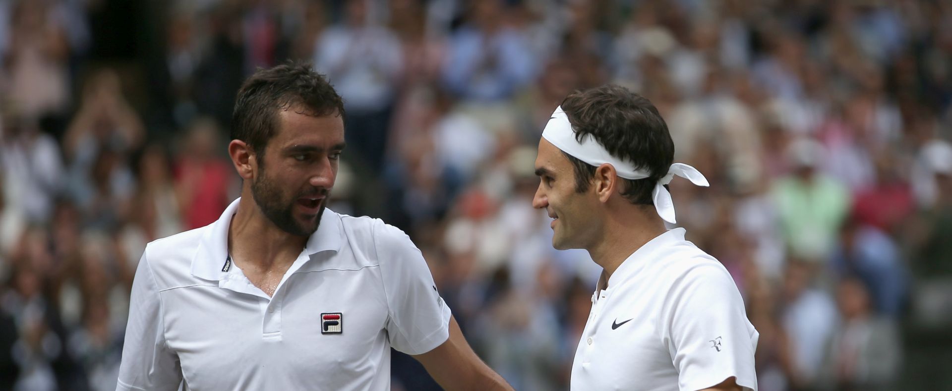 epa06091465 Roger Federer (R) of Switzerland celebrates winning against Marin Cilic (L) of Croatia during the Men's final match for the Wimbledon Championships at the All England Lawn Tennis Club, in London, Britain, 16 July 2017.  EPA/DANIEL LEAL-OLIVAS / POOL EDITORIAL USE ONLY/NO COMMERCIAL SALES