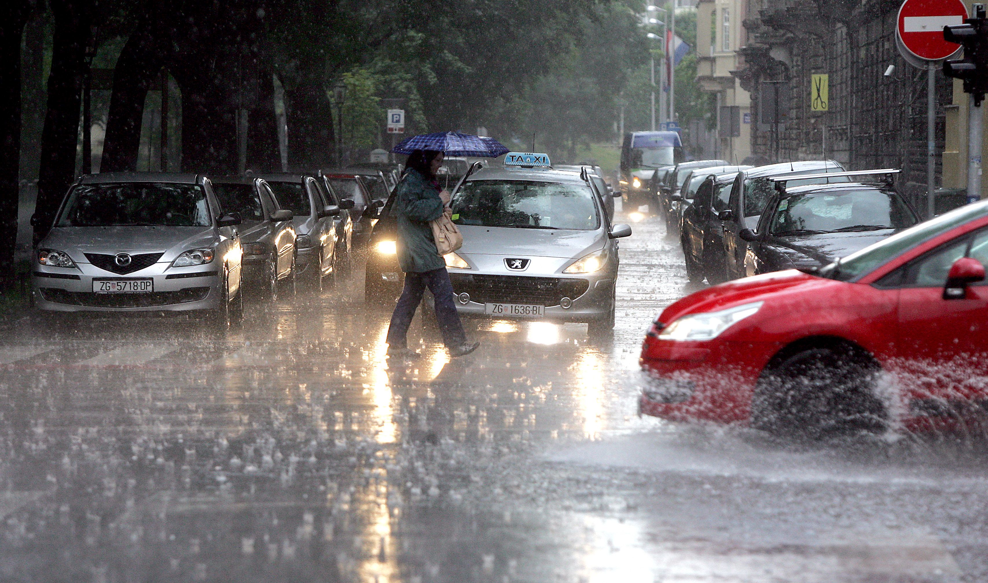 Zagreb, 10.06.2013 - Nevrijeme praæeno gramljavinom, vjetrom i kiom pogodilo je Zagreb.
foto FaH/ Denis CERIÆ /dc