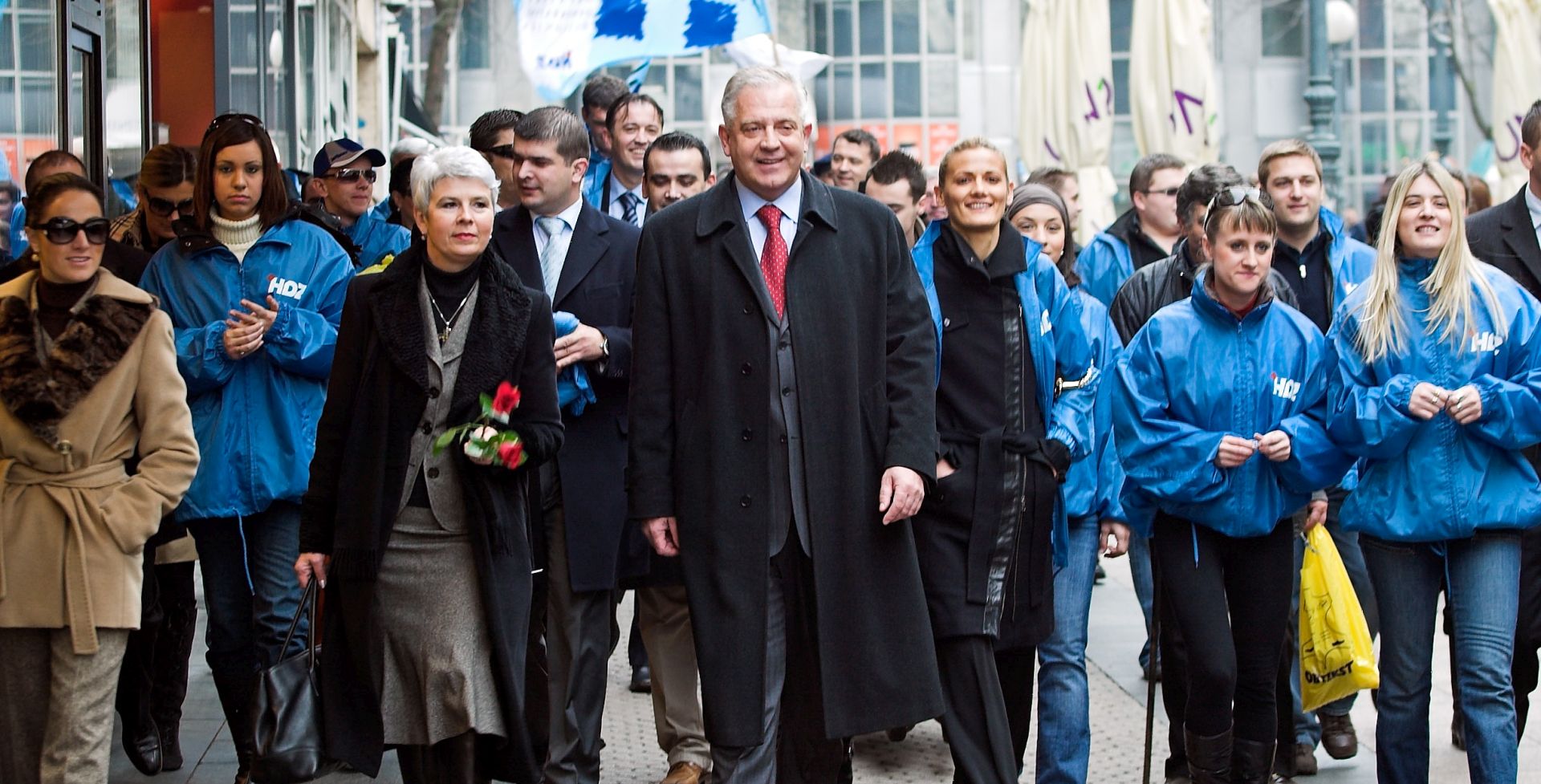 Zagreb, 23.11.2007 - Predsjednik HDZ-a Ivo Sanader i potpredsjednica HDZ-a Jadranka Kosor tijekom druenja s graðanima na Dolcu i Cvjetnom trgu u Zagrebu. Danas u ponoæ zavrava predizborna kampanja i poèinje izborna utnja, pred izbore u nedjelju.
foto FaH/ Damir SENÈAR