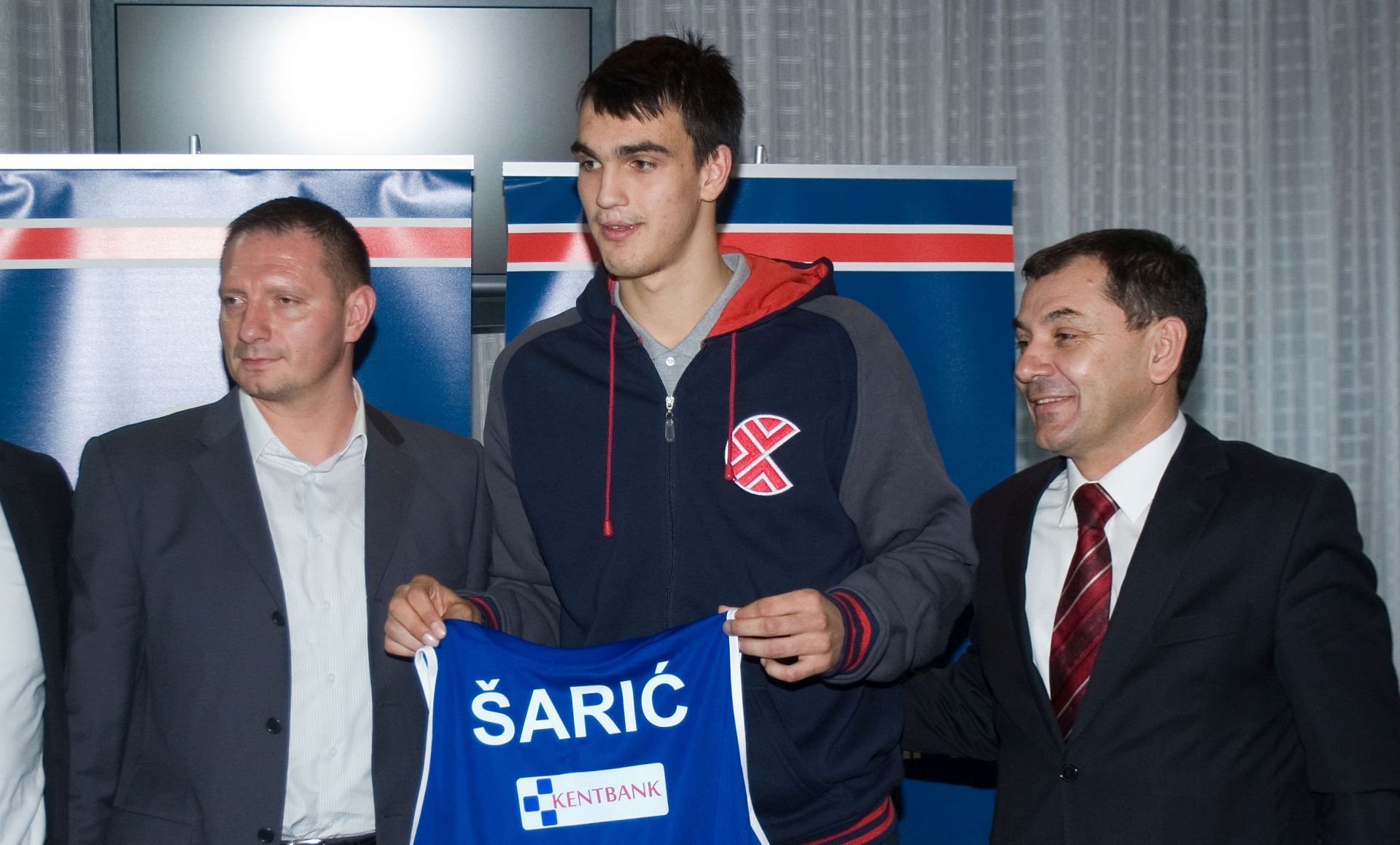 Zagreb, 28.11.2012 - Najtalentiraniji europski junior Dario ariæ potpisao je ugovor sa Cibonom na èetiri godine. Na slici Josip Klemm, Dario ariæ i Ivica Lovriæ.
foto FaH/ Tomislav Pavlek/tp