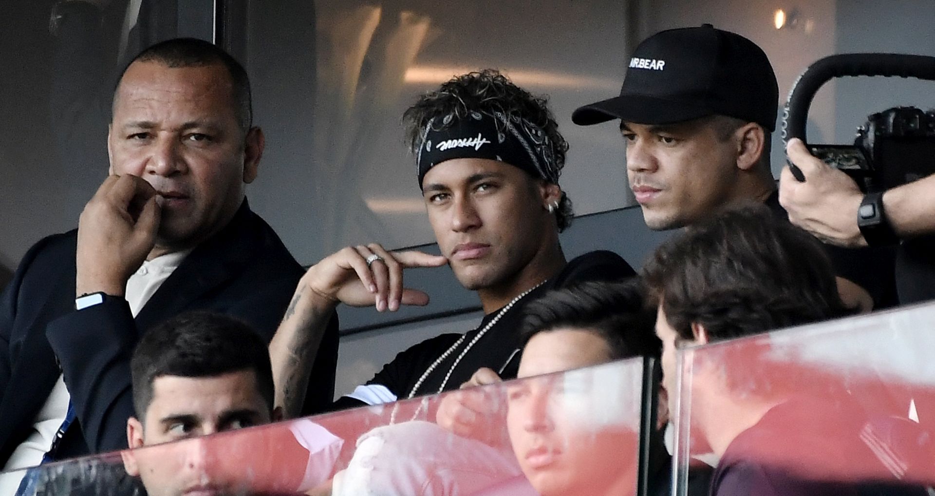 epa06126806 Paris Saint Germain's Neymar Jr (C) watches the French Ligue 1 soccer match between Paris Saint-Germain (PSG) and Amiens SC, with his father Neymar Da Silva (L) at the Parc des Princes stadium in Paris, France, 05 August 2017. the French Ligue 1 soccer match between Paris Saint-Germain (PSG) and Amiens SC at the Parc des Princes stadium in Paris, France, 05  August 2017.  EPA/CHRISTOPHE PETIT TESSON