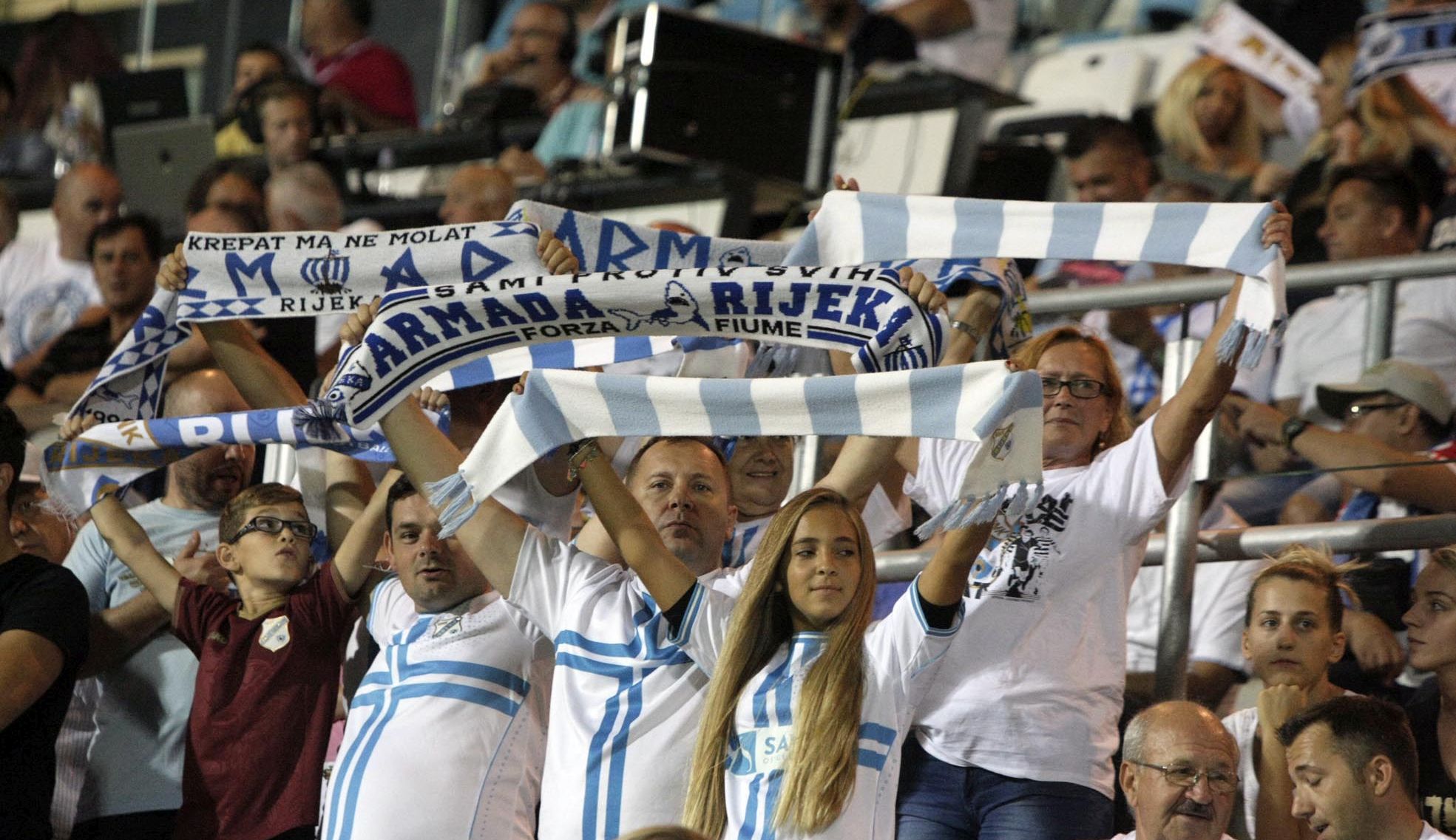 Rijeka, 19.08.2018. - Na poluvremenu utakmice 6. kola Prve HNL na stadionu Rujevica Lokomotiva kao gost vodi protiv Rijeke sa 1-0. Na slici navijaèi Rijeke.
foto HINA/ Miljenko KLEPAC/ ua