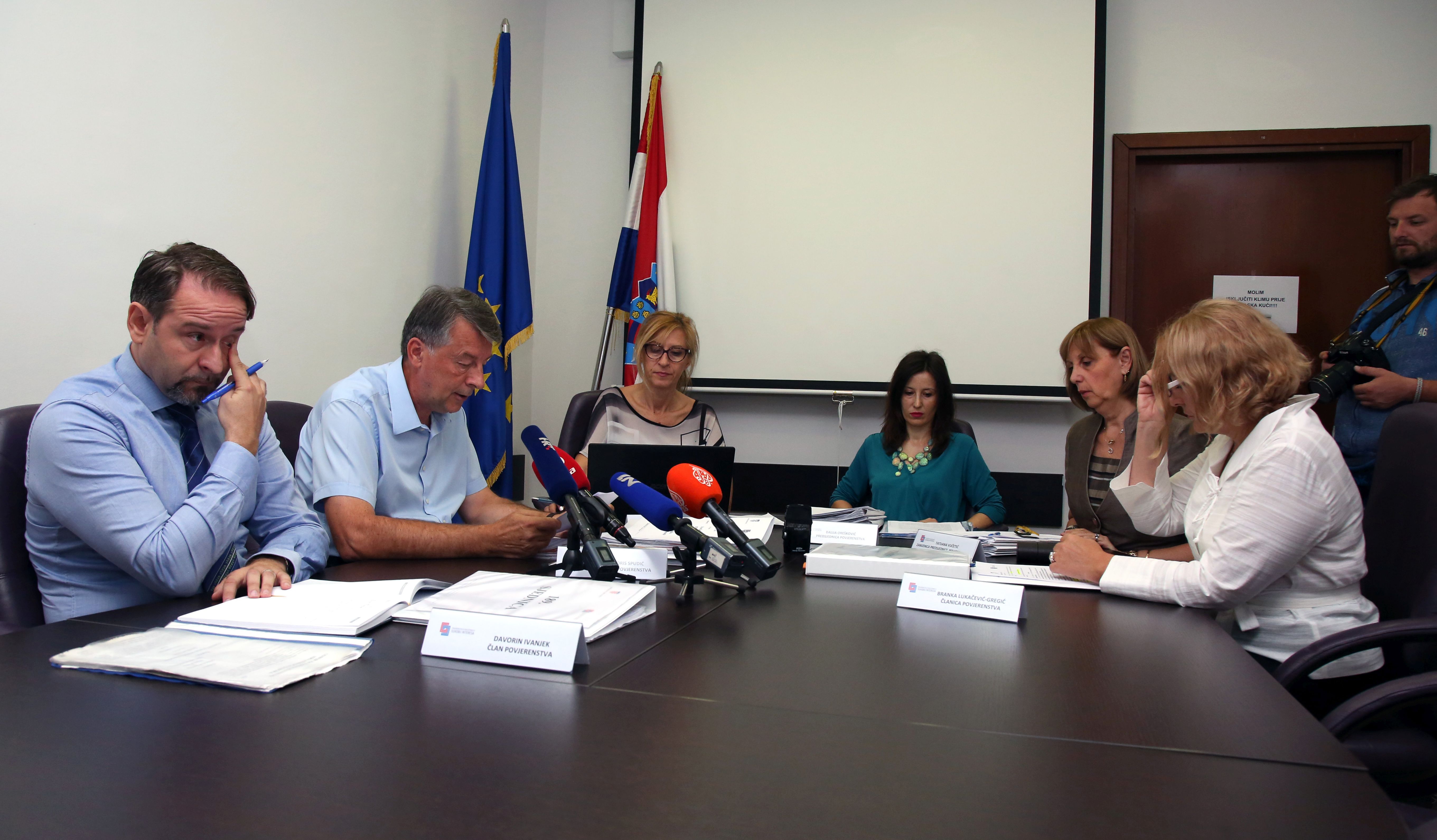Zagreb, 24.08 2017 - Sjednica Povjerenstva za odluèivanje o sukobu interesa. Na sjednici su èlanovi Povjerenstva donijeli odluke o predmetima vezanim uz, meðu inim, potpredsjednika Hrvatskog sabora Bou Petrova, gradonaèelnika Hrvatske Kostajnice Tomislava Paunoviæa, gradonaèelnika Zapreiæa eljka Turka te gradonaèelnika Opatije Ivu Dujmiæa. Povjerenstvo je takoðer donijelo odluku o pokretanju ili nepokretanju postupka protiv Petrova, zastupnika u Hrvatskom saboru Ivice Miiæa, eljka Fioliæa, Tomislava Klariæa te pomoænika ministra obrane Petra Mihatova. Na fotografiji (L-D) Davorin Ivanjek, Boris Spudiæ, Majda Uzelac, Dalija Orekoviæ, Tatijana Vuèetiæ i Branka Lukaèeviæ-Gregiæ. foto HINA /Zvonimir KUHTIÆ/ zk