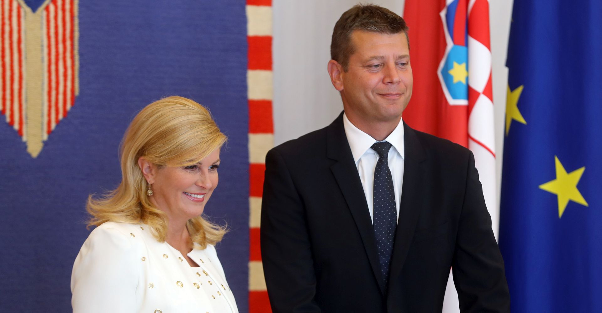 Zagreb, 24.08.2017 - Predsjednica Kolinda Grabar-Kitaroviæ primila je u Uredu predsjednice sudionike Konferencije veleposlanika, generalnih konzula i otpravnika poslova Republike Hrvatske. Na slici predsjednica Grabar-Kitaroviæ i novi veleposlanik Republike Hrvatske u Talijanskoj Republici Jasen Mesiæ.
foto HINA/ Damir SENÈAR /ds