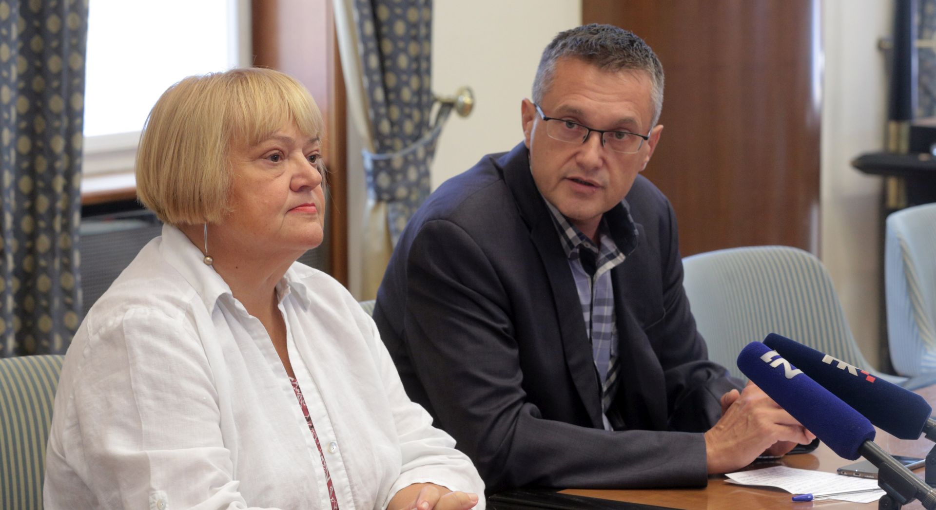 Zagreb, 30.8.2017. - Klub zastupnika Građansko-liberalnog saveza i Hrvatske stranke umirovljenika održao je konferenciju za novinare u povodu početka sjednice Hrvatskog sabora. Na slici Anka Mrak-Taritaš i Goran Beus Richembergh.
Foto Hina Dario GRZELJ/ dag