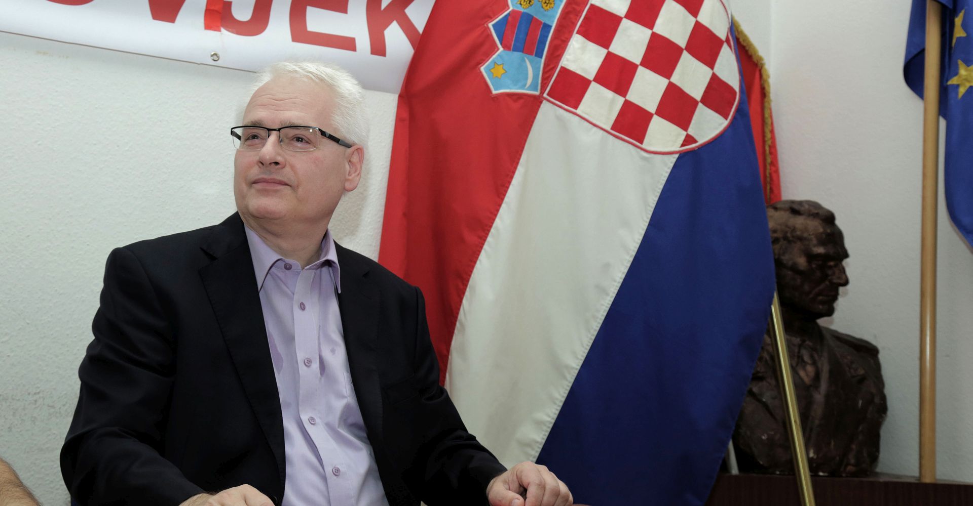 Zagreb, 30.8.2017 - Inicijativa Antifaizam je moj izbor i Zajednica udruga antifaistièkih boraca Zagrebaèke upanije organizirali su javnu tribinu "Opasnost suvremenog faizma", na kojoj su uvodnièari bivi hrvatski predsjednici Stjepan Mesiæ i Ivo Josipoviæ. Na slici Ivo Josipoviæ.
foto HINA/ Tomislav PAVLEK /tp