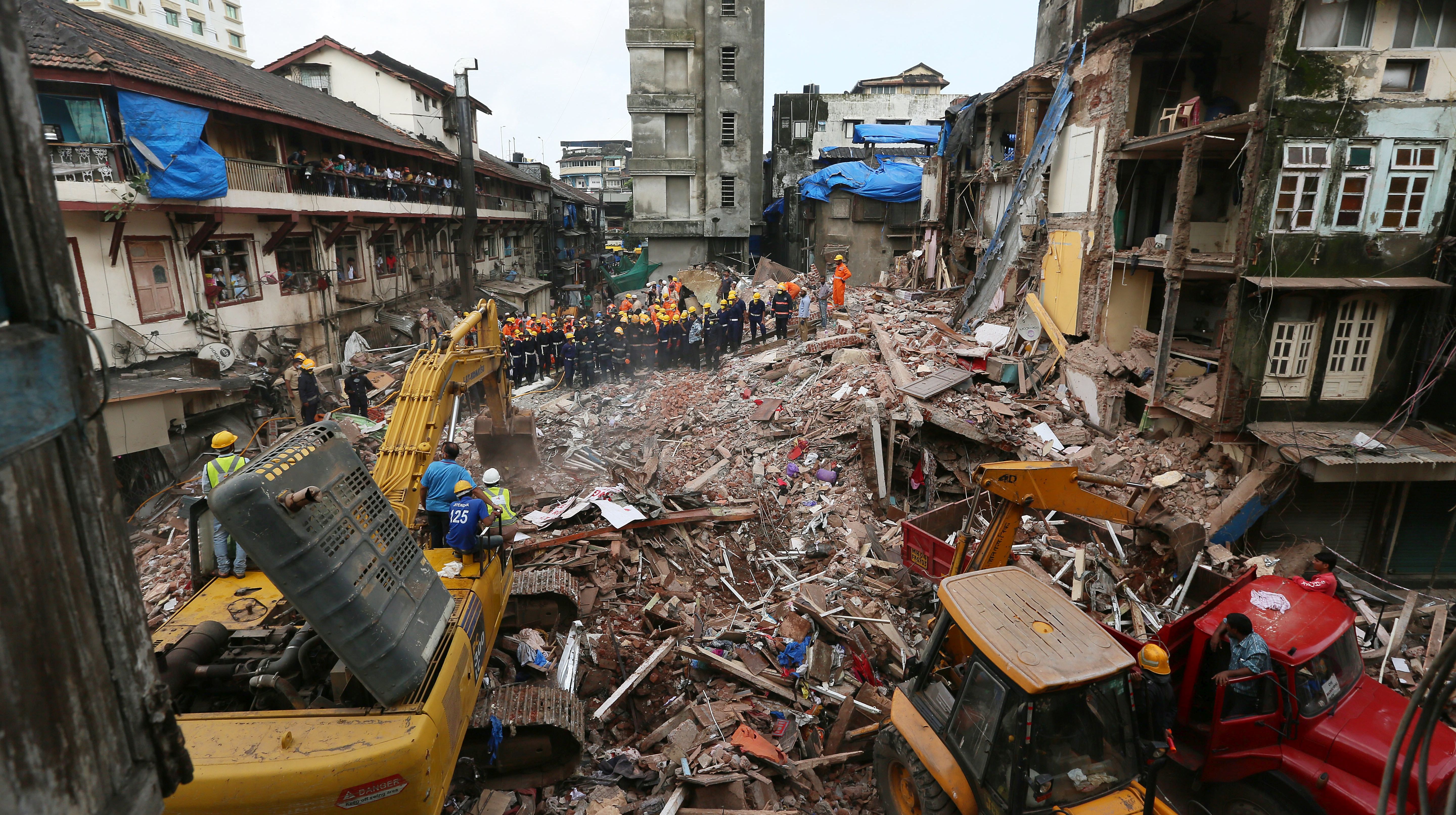 epa06174162 Search and rescue workers operate on the site of a building collapse in Mumbai, India, 31 August 2017. According to media reports, at least five people were killed and 20 are feared to be trapped after a five-storey building collapsed in Mumbai. Nine families are reported to have been residing in the collapsed building in the Bhendi Bazar area apart from a sweet shop warehouse.  EPA/DIVYAKANT SOLANKI