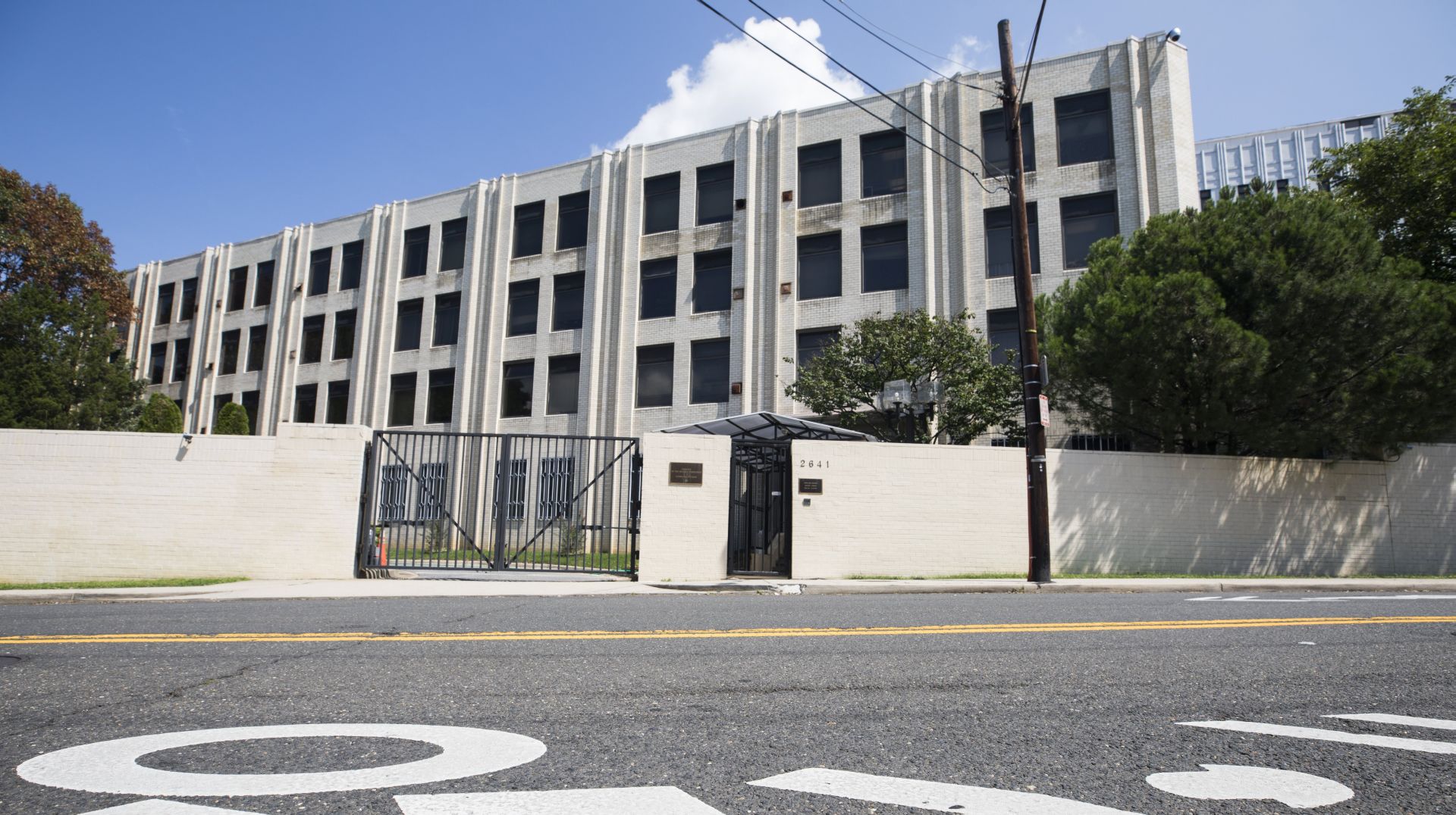 epa06174845 The Russian chancery annex in Washington, DC, one of three Russian diplomatic facilities that the Trump administration has ordered closed in Washington, DC, USA, 31 August 2017. The move comes in response to Russia's expulsion of US diplomats.  EPA/JIM LO SCALZO