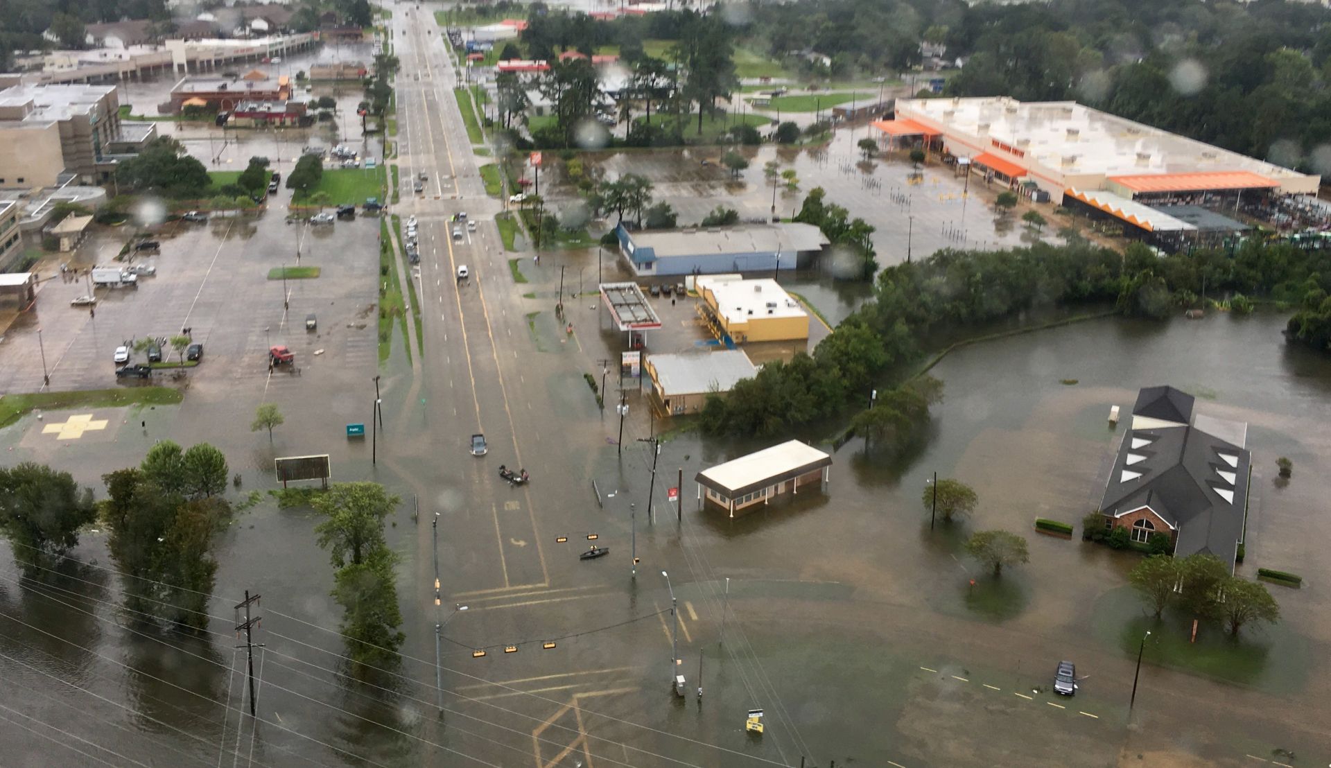 epa06175916 A handout photo made available by the US Coast Guard on 01 September 2017 shows damage seen from a deployed Coast Guard helicopter crew from Forward Operating Base (FOB) Mugu, Oxnard, California, surveying in response to Hurricane Harvey in Orange, Texas, USA, 30 August 2017. The FOB Mugu aircrew saved more than 29 lives and assisted nearly 70 who were impacted by flooding waters.  EPA/US COAST GUARD/PETTY OFFICER 1ST CLASS MARK BARNEY HANDOUT  HANDOUT EDITORIAL USE ONLY/NO SALES