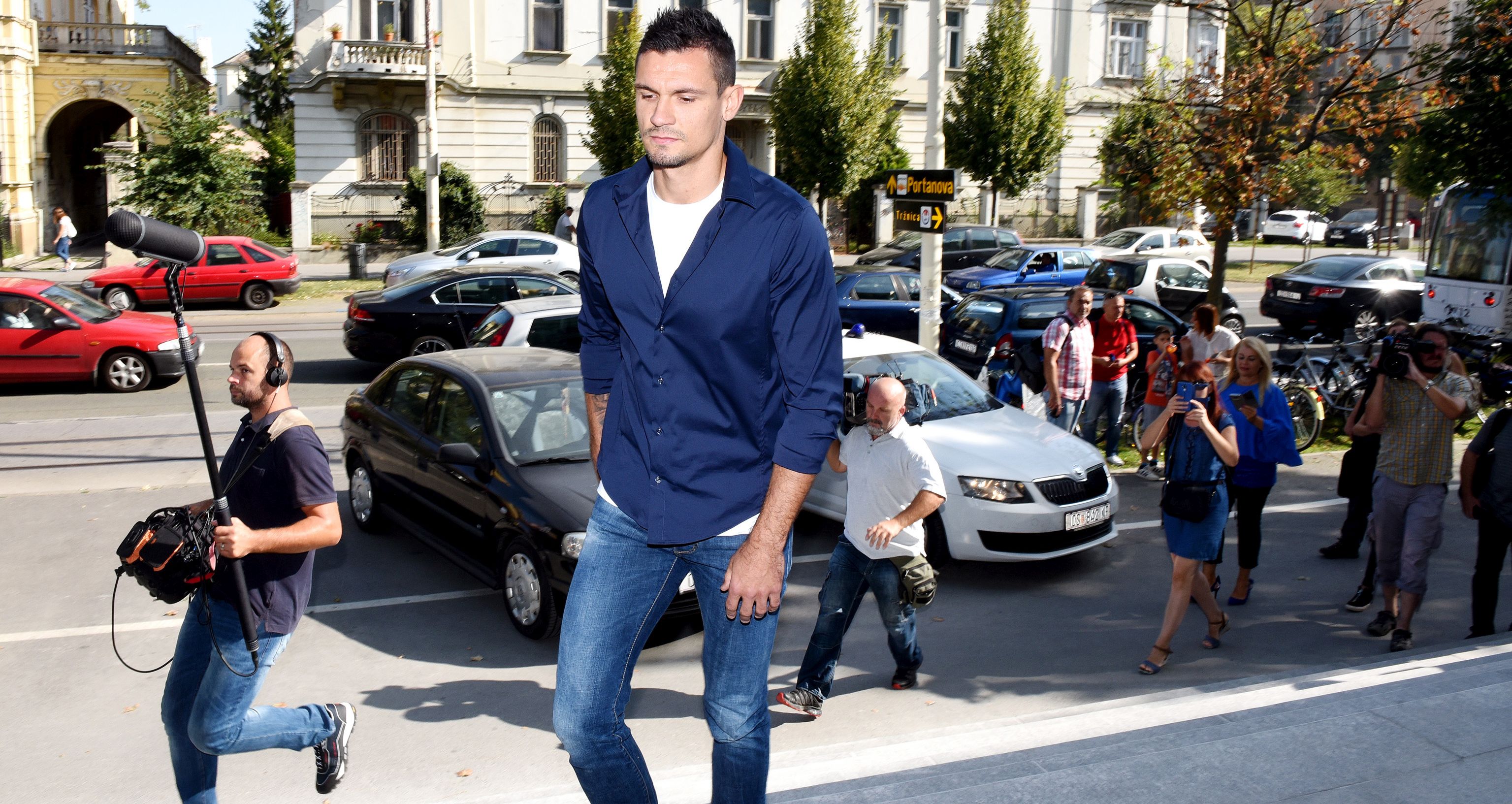 Osijek, 01.09.2017 - Hrvatski nogometni reprezentativac Dejan Lovren u petak je na osjeèkom upanijskom sudu, u nastavku suðenja Zdravku Mamiæu i ostalima, izjavio kako se ne sjeæa toèno kada je potpisao aneks ugovora o podjeli transfernog obeteæenja u sluèaju prelaska iz GNK Dinama u neki drugi klub, ali sigurno daleko ranije nego 2009. godine, i to nedugo nakon potpisivanja ugovora o profesionalnom igranju s "Dinamom" 2007. godine, to su u Uskoku ocijenili odstupanjem od iskaza u istrazi 2016. godine. Na slici Dejan Lovren dolazi na upanijski sud u Osijeku.
foto HINA/ ds