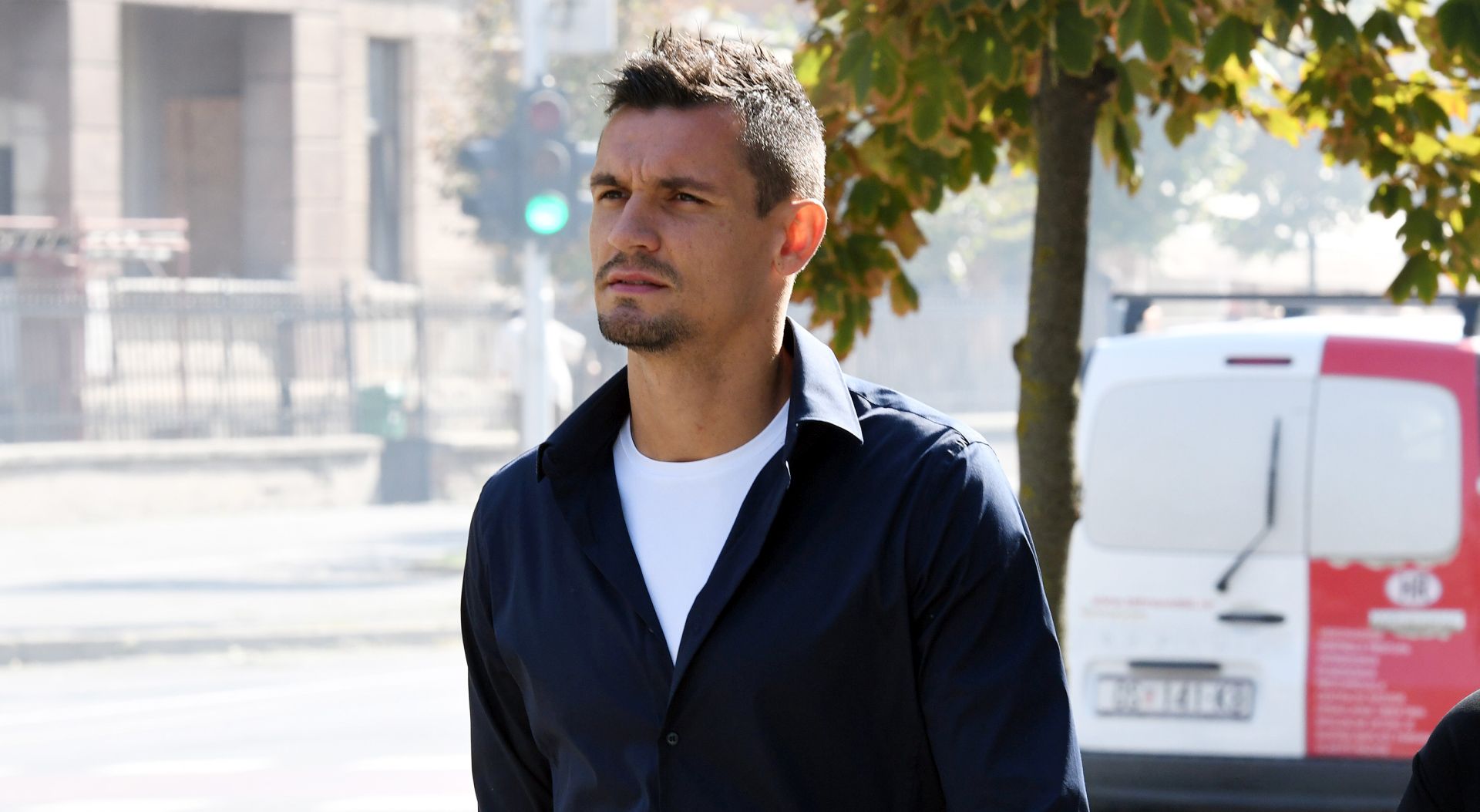 Osijek, 01.09.2017 - Hrvatski nogometni reprezentativac Dejan Lovren u petak je na osjeèkom upanijskom sudu, u nastavku suðenja Zdravku Mamiæu i ostalima, izjavio kako se ne sjeæa toèno kada je potpisao aneks ugovora o podjeli transfernog obeteæenja u sluèaju prelaska iz GNK Dinama u neki drugi klub, ali sigurno daleko ranije nego 2009. godine, i to nedugo nakon potpisivanja ugovora o profesionalnom igranju s "Dinamom" 2007. godine, to su u Uskoku ocijenili odstupanjem od iskaza u istrazi 2016. godine. Na slici Dejan Lovren dolazi na upanijski sud u Osijeku.
foto HINA/ ds