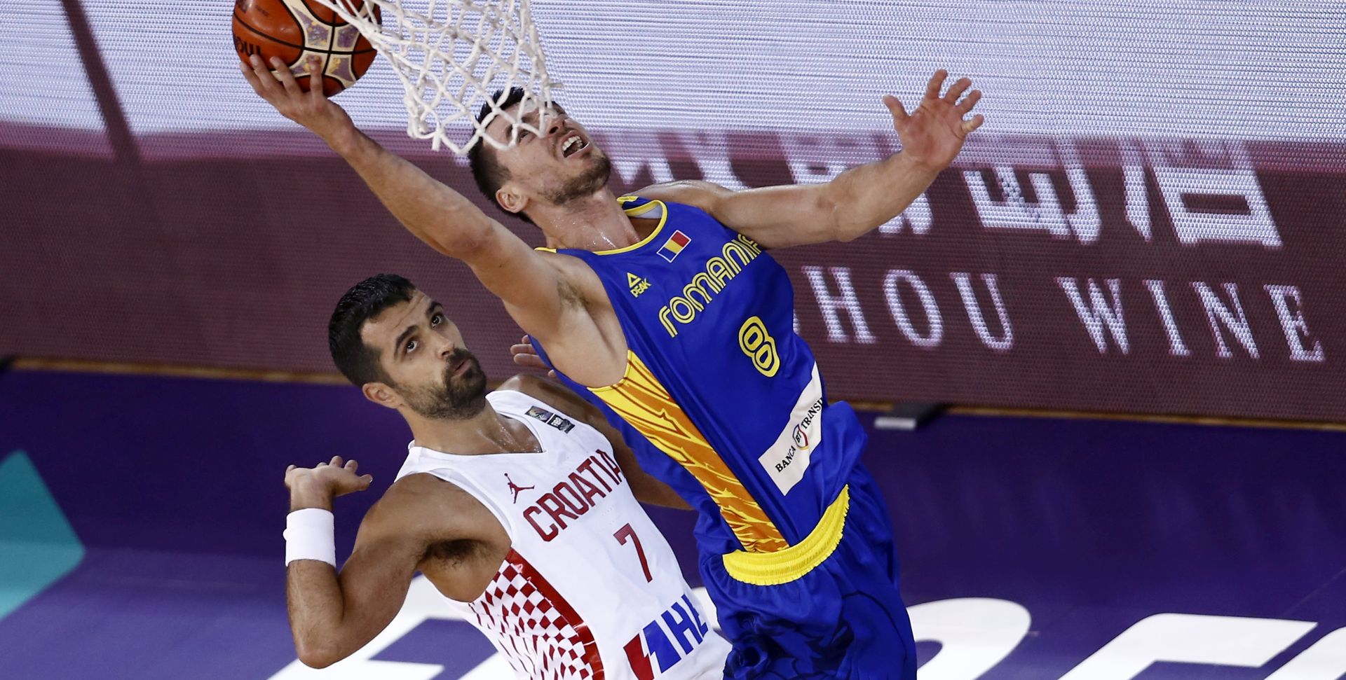 epa06179900 Romania's Radu Paliciuc (R) in action against Krunoslav Simon of Croatia (L) during the EuroBasket 2017 group C match between Croatia and Romania, in Cluj Napoca, Romania, 02 September 2017.  EPA/ROBERT GHEMENT