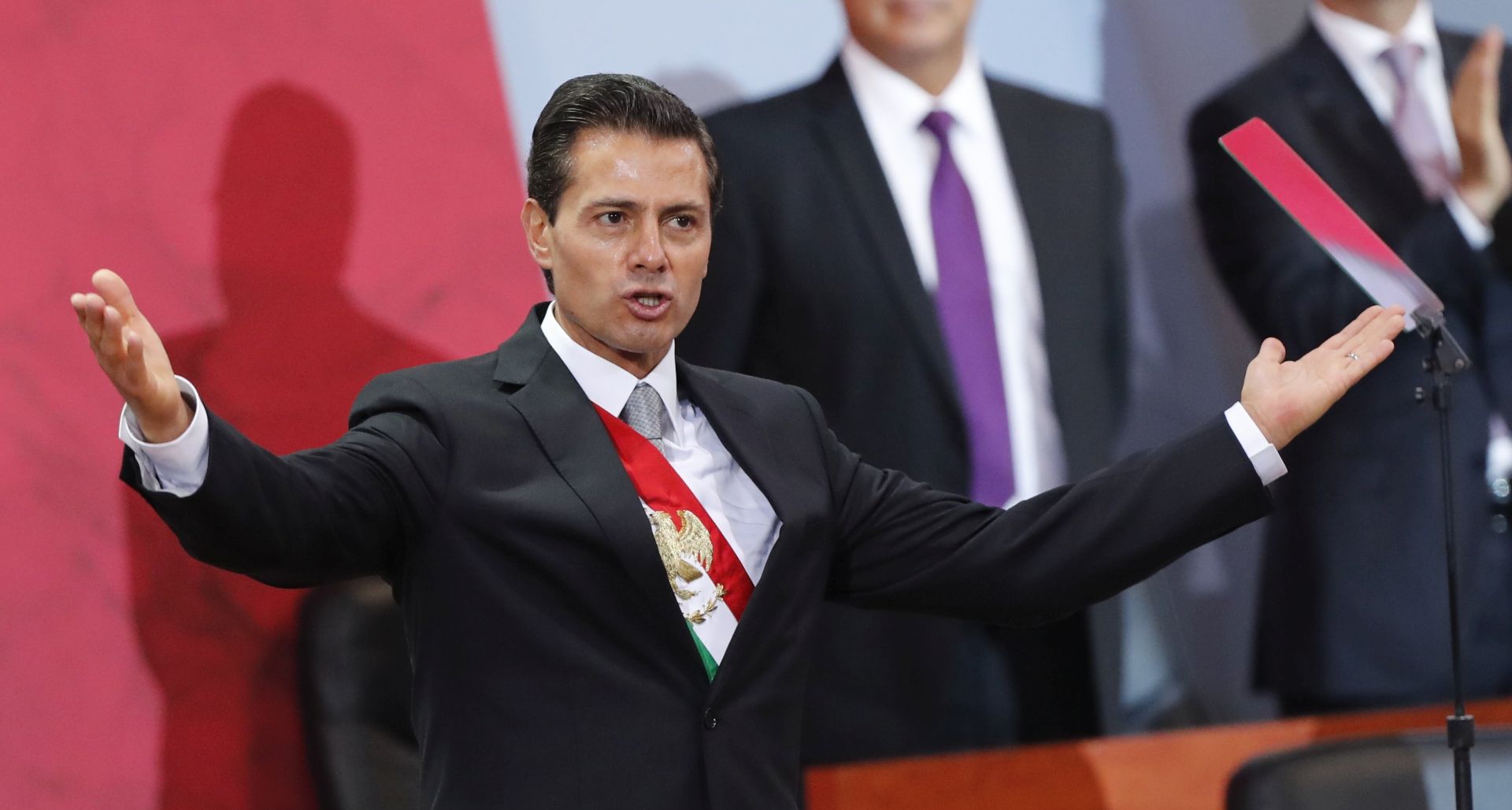 epa06180115 Mexican President Enrique Pena Nieto (L) gives his fifth message to the nation, in Mexico City, Mexico, 02 September 2017.  EPA/Jorge Nunez
