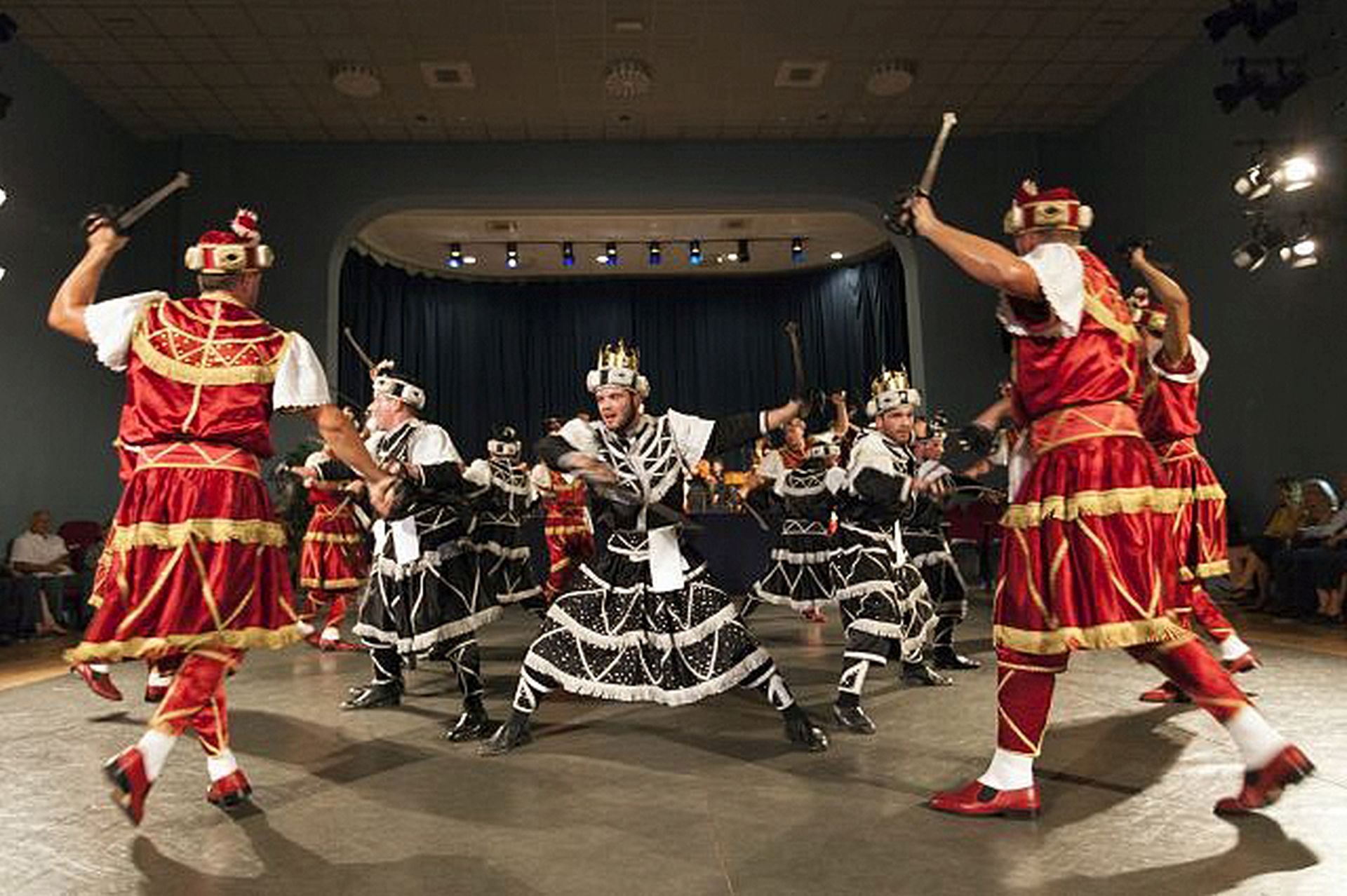 Korèuèa, 03.09.2017 - Baroknom morekom u izvedbi korèulanskog Kulturno umjetnièkog drutva (KUD) Moreka i Hrvatskog baroknog ansambla s dirigentom Ivan Josip Skender, u Korèuli je u subotu naveèer poèeo Korèulanski barokni festival, pod pokroviteljstvom predsjednice RH Kolinde Grabar Kitaroviæ i Ministarstva kulture RH.
foto HINA/ ds