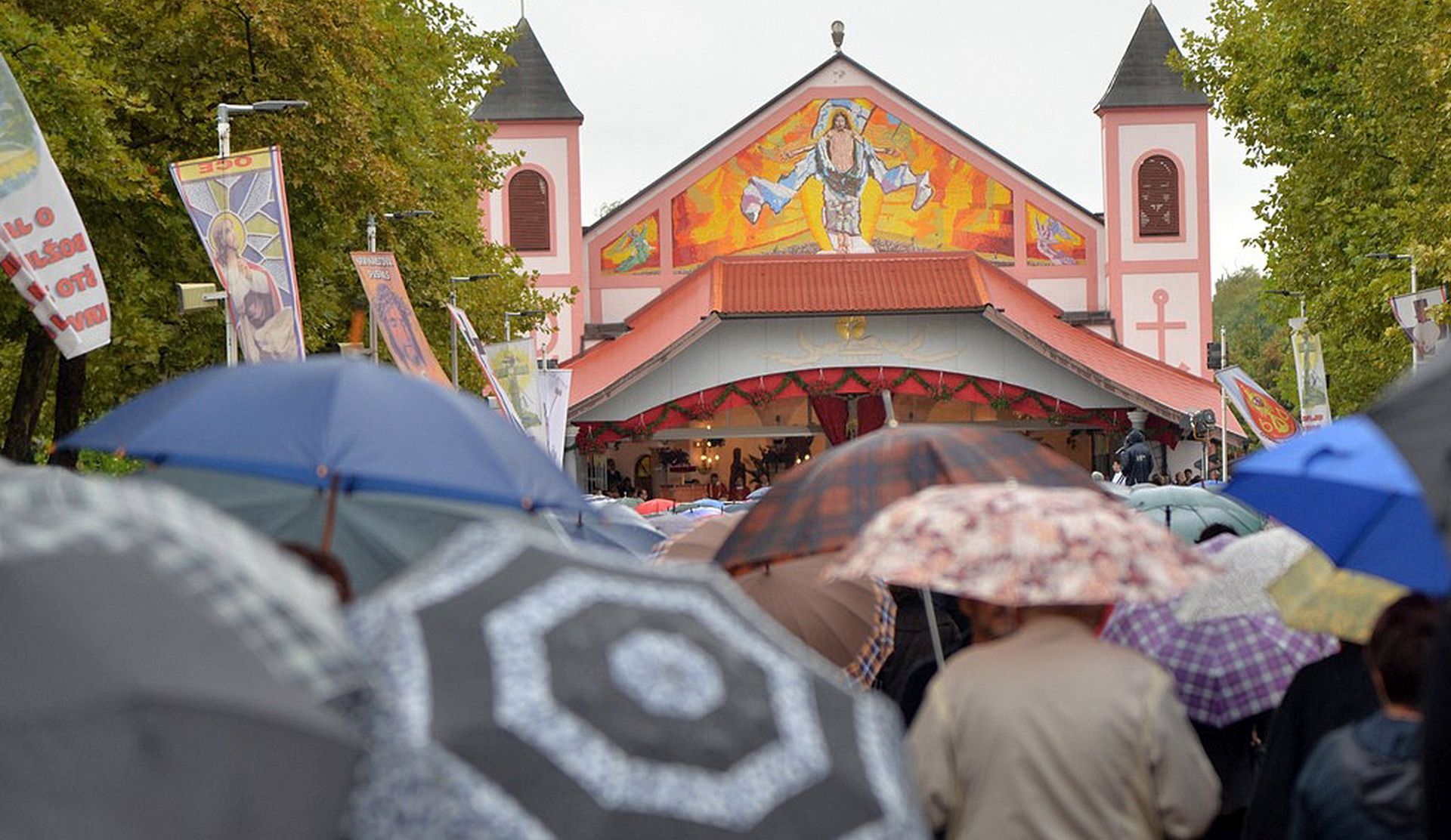 Ludbreg, 03.09.2017 - Hrvatska danas treba najvie zajednitvo i dijalog, poruèio je mons. dr. Egidije ivkoviæ, biskup gradiæanskih Hrvata iz eljezna u Austriji, koji je u nedjelju predvodio sveèano euharistijsko slavlje u zavjetnoj kapeli Hrvatskog sabora u svetitu Predragocjene krvi Kristove u Ludbregu.
foto HINA/ Sinia KALAJDIJA/ ds