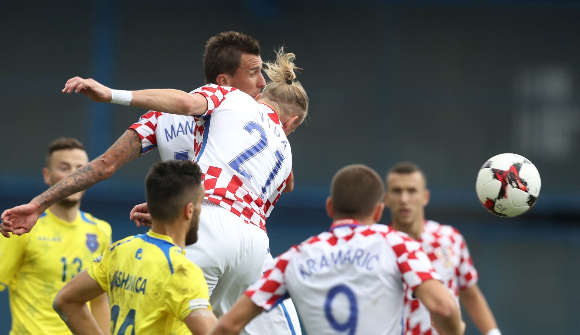Zagreb, 3.9.2017 - Kvalifikacijska utakmica 7. kola I skupine za odlazak na SP u nogometu 2018. izmeðu Hrvatske i Kosova na maksimirskom stadionu nastavljena od 21 minute nakon juèeranje odgode radi jake kie. Na slici Mario Mandkiæ i Domagoj Vida.
foto HINA/ Damir SENÈAR/ ua