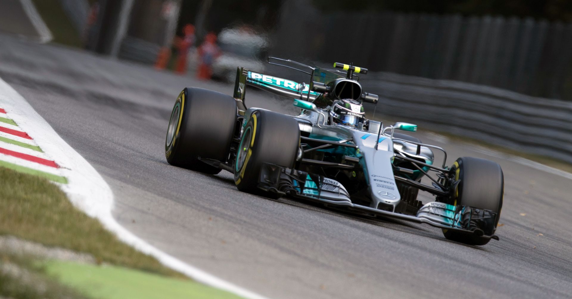 Zagreb, 03.09.2017 - Britanski vozaè Lewis Hamilton (Mercedes) u nedjelju je po èetvrti put u karijeri slavio na utrci SP-a formule 1 za Veliku nagradu Italije te se probio i na èelo ukupnog redoslijeda s tri boda prednosti pred Nijemcem Sebastianom Vettelom (Ferrari) koji je osvojio treæe mjesto na stazi u Monzi, a do ove utrke bio je na vodeæem poloaju u borbi za naslov svjetskog prvaka. Na slici Valtteri Bottas u Mercedesu.
foto HINA/ Cesare Grasselli/ ds