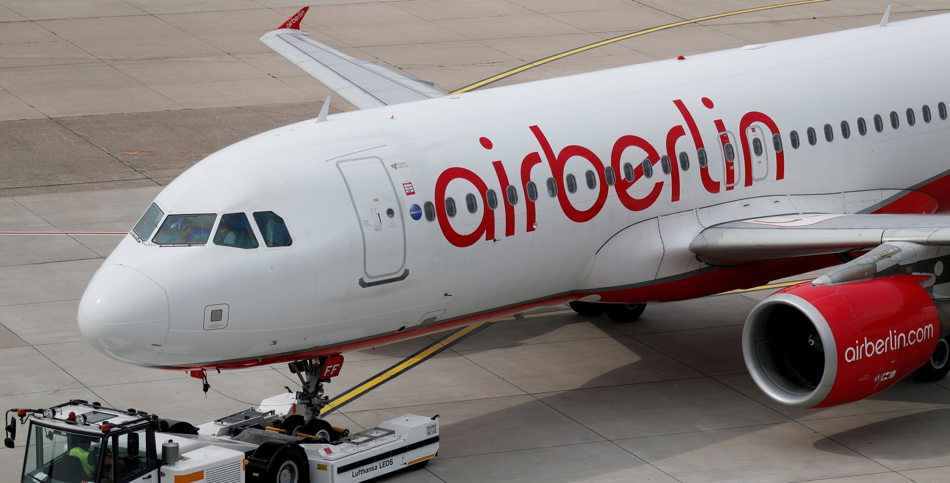 epa06182968 (FILE) - An aircraft of German carrier Air Berlin seen at Duesseldorf Airport in Duesseldorf, Germany, 16 August 2017. Reports on 04 September 2017 state the European Union competition authority has authorized the German-government granted 150 million euro loan to bankrupt Air Berlin.  EPA/FRIEDEMANN VOGEL