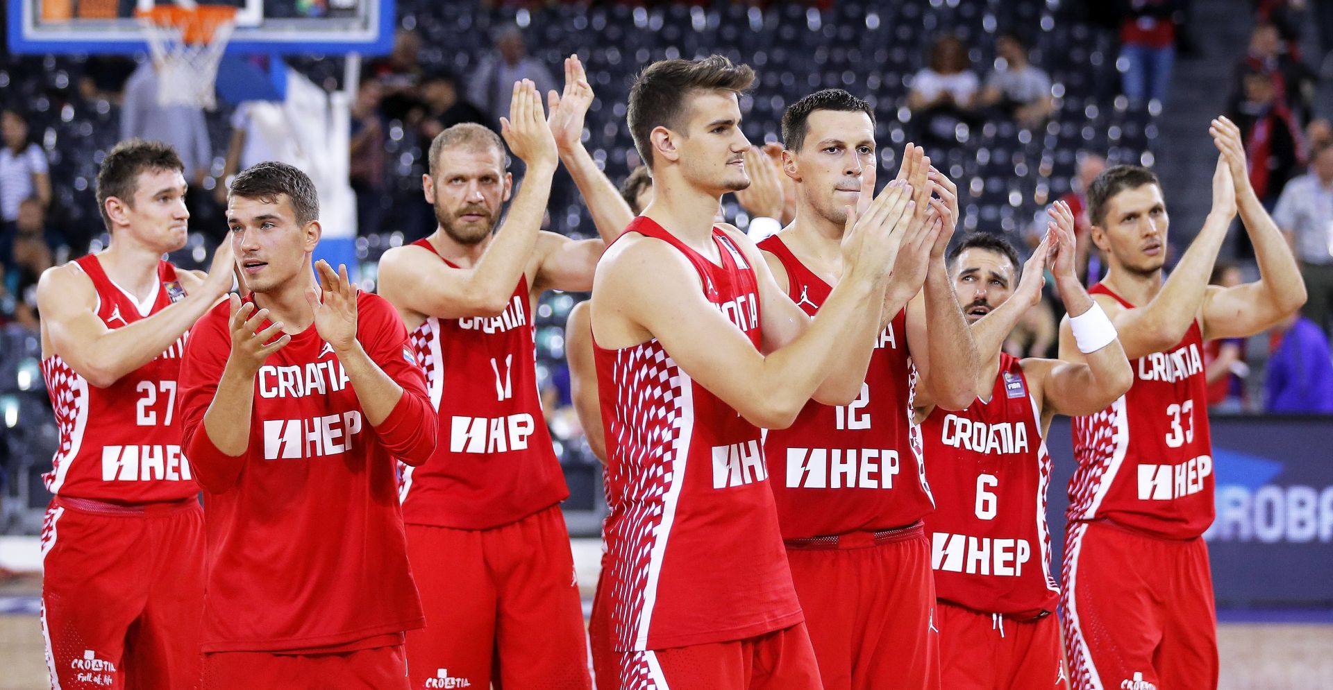 epa06183471 Croatian players applaud fans after winning the EuroBasket 2017 group C match between Montenegro and Croatia in Cluj Napoca, Romania, 04 September 2017.  EPA/ROBERT GHEMENT