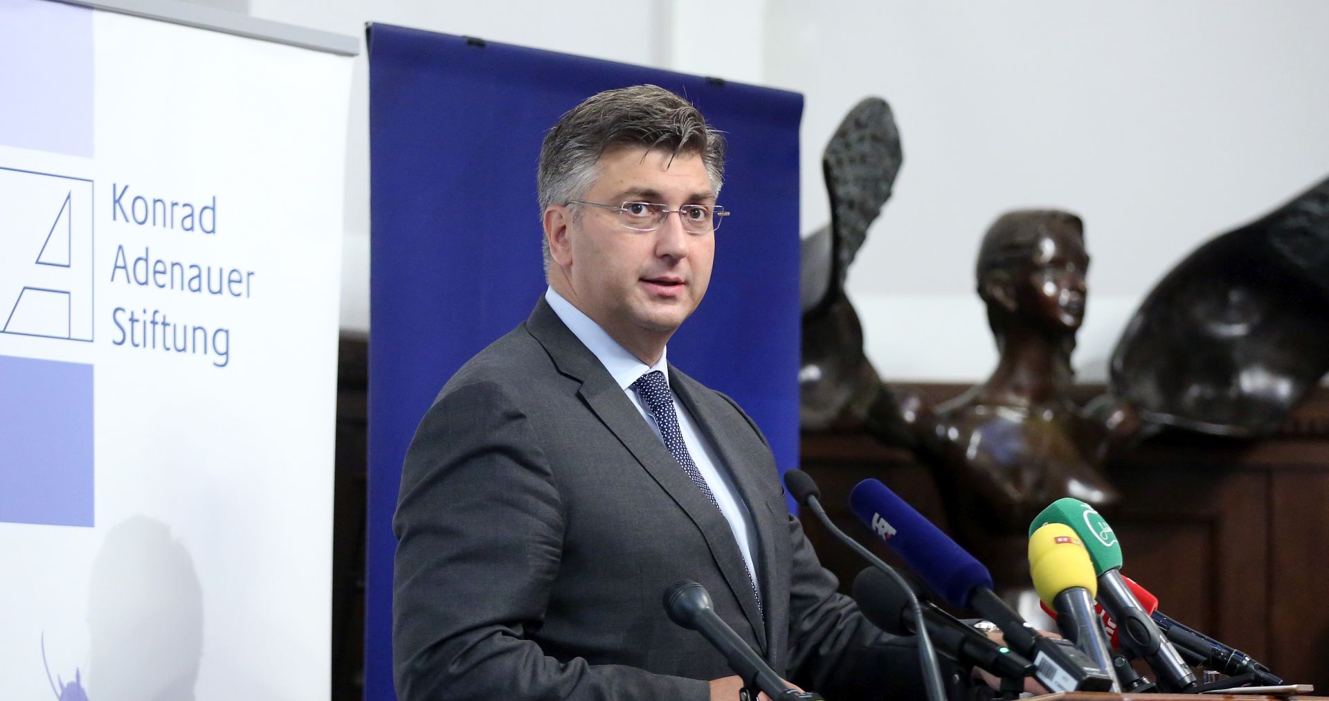 Zagreb, 05.09.2017 - U organizaciji Hrvatske gospodarske komore (HGK), Zaklade hrvatskog dravnog zavjeta i Zaklade Konrad Adenauer odrava se konferencija Strukovno obrazovanje u cjelovitoj kurikularnoj reformi. Na fotografiji predsjednik Vlade Republike Hrvatske Andrej Plenkoviæ.
foto HINA/ Denis CERIÆ /dc