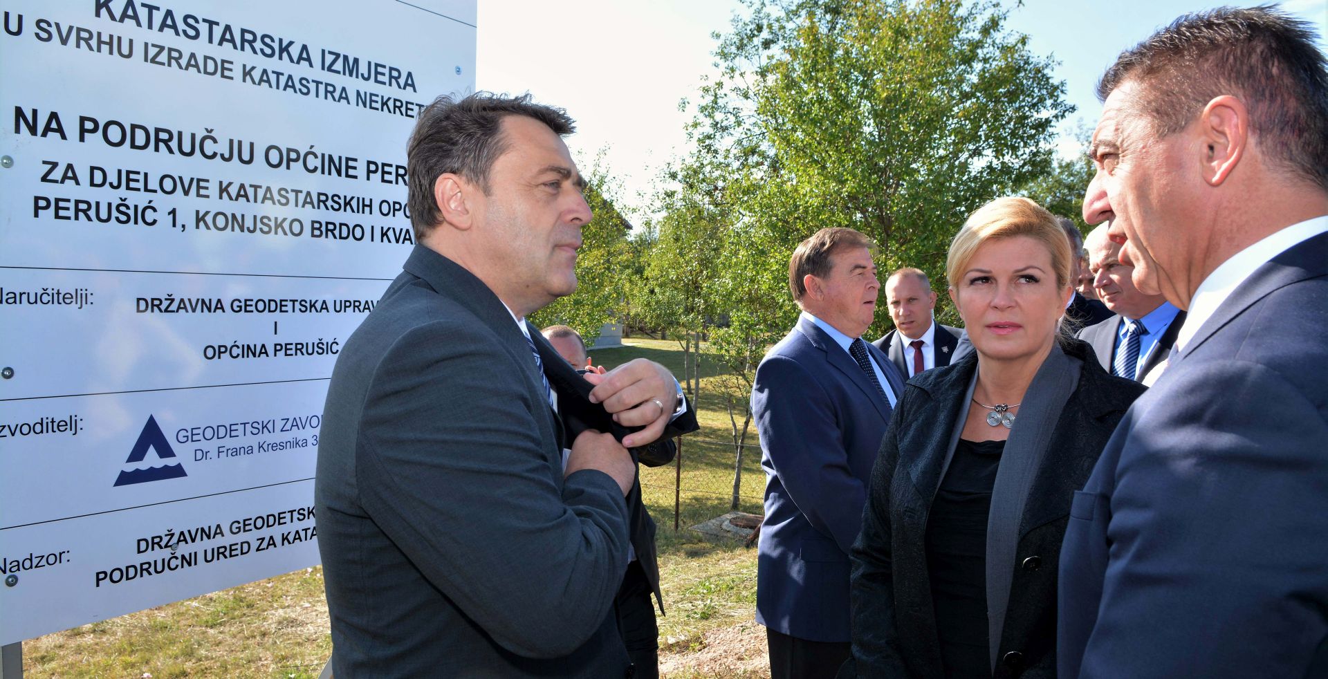 Peruiæ, 5.9.2017 - Drugog dana rada iz privremenog ureda u Gospiæu Predsjednica Republike Kolinda Grabar Kitaroviæ sastala se u Peruiæu s graðanima i vodstvom opæine te se uz novopostavljenu ploèu o katastarskoj izmjeri upoznala s postupkom kroz koji æe se za 650 hektara uskladiti stanje na terenu sa stanjem u katastru i u nadlenom zemljino-knjinom odjelu odnosno u gruntovnici. Na slici ravnatelj Dravne geodetske uprave Damir antek, Kolinda Grabar Kitaroviæ i upan Darko Milinoviæ u Varou kod Peruiæa.
foto HINA/ Mladen VOLARIÆ/ ua