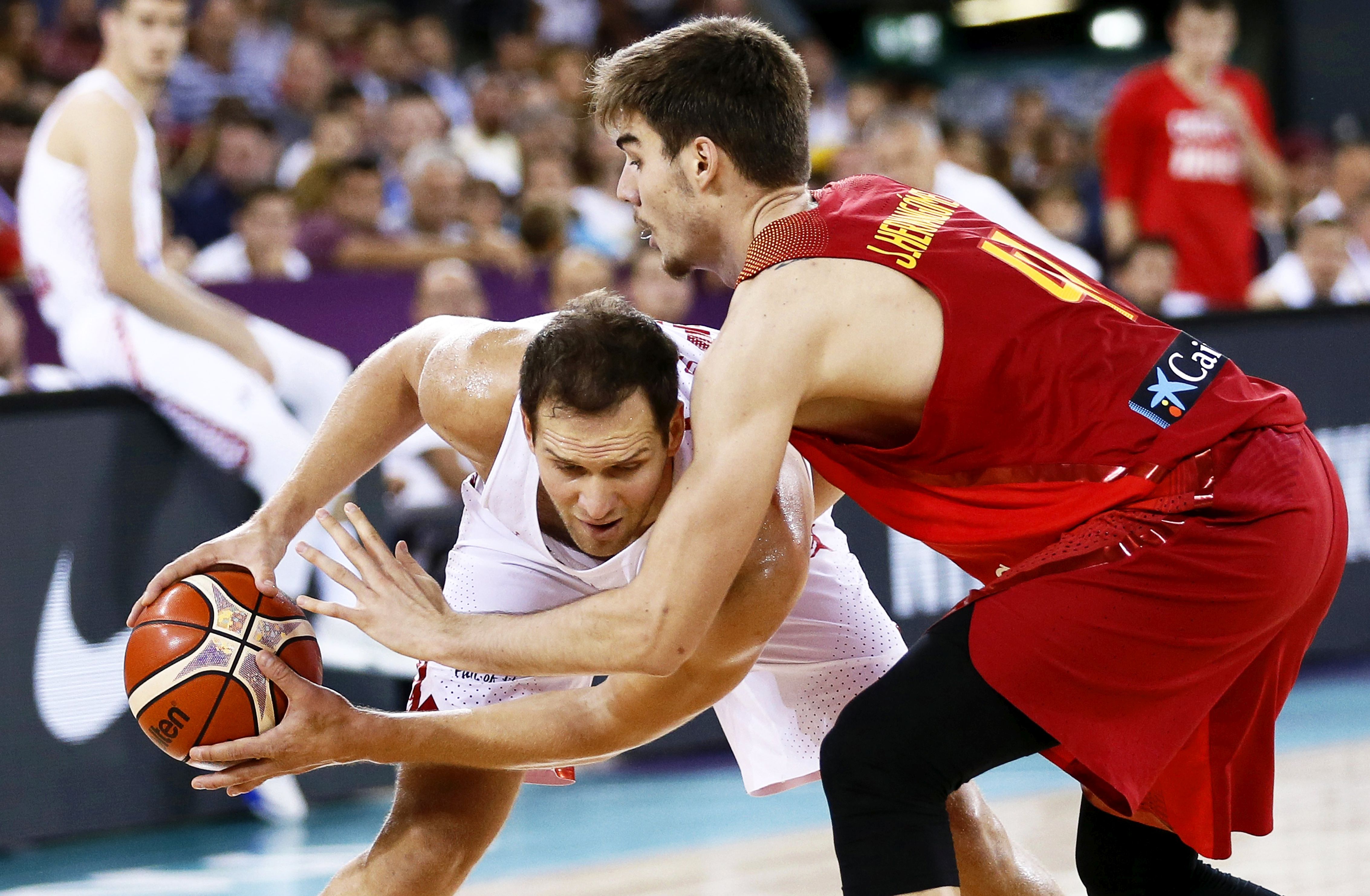 epa06185615 Bojan Bogdanovic (L) of Croatia in action against Juancho Hernangomez (R) of Spain during the EuroBasket 2017 group C match between Croatia and Spain in Cluj Napoca, Romania, 05 September 2017.  EPA/ROBERT GHEMENT