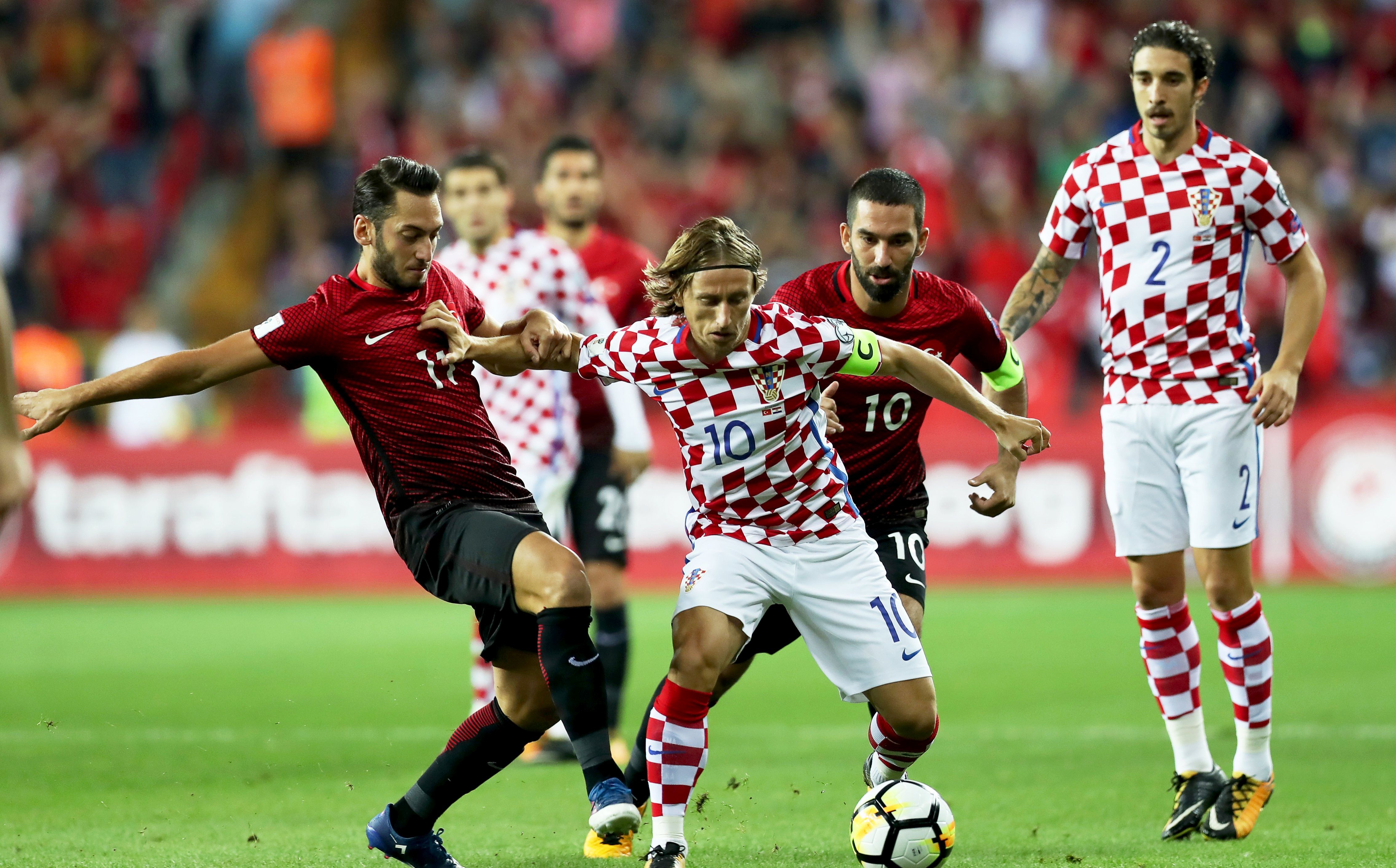 epa06186203 Croatia's Luka Modric (C) in action against Turkish players Arda Turan (2-R) and Hakan Calhanoglu (L) during the FIFA World Cup 2018 qualifying soccer match between Turkey and Croatia in Eskisehir, Turkey, 05 September 2017.  EPA/SEDAT SUNA