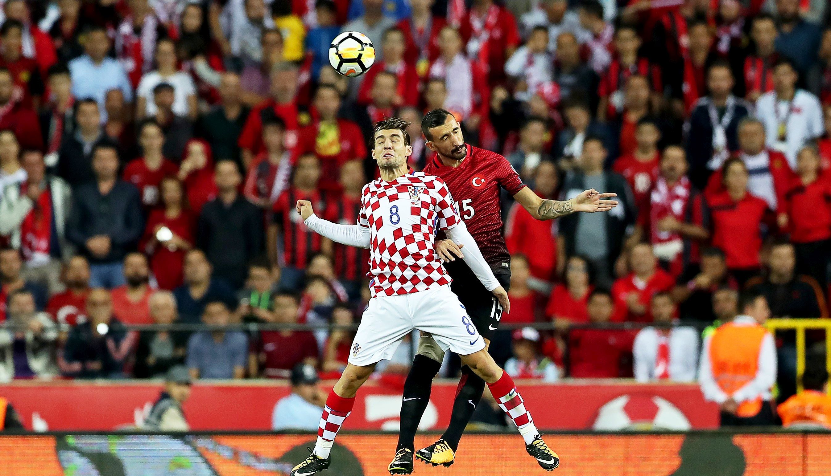 epa06186191 Croatia's Mateo Kovacic (L) in action against Turkey's Mehmet Topal (R) during the FIFA World Cup 2018 qualifying soccer match between Turkey and Croatia in Eskisehir, Turkey, 05 September 2017.  EPA/SEDAT SUNA