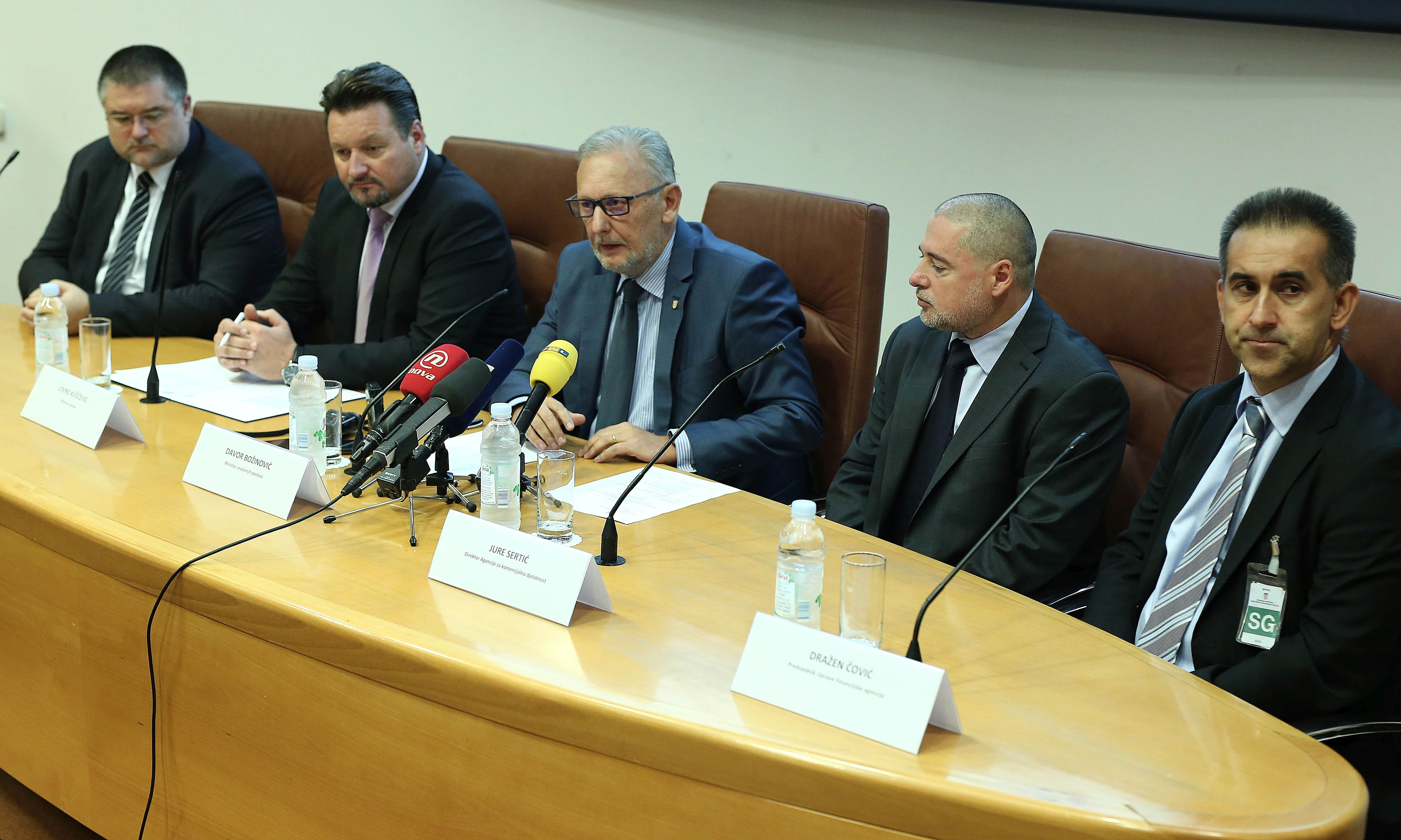 Zagreb, 6.9.2017 - Održana je konferencija za novinare na kojoj je predstavljena nova e-usluga Ministarstva unutarnjih poslova - podnošenje zahtjeva za vozačku dozvolu elektroničkim putem unutar sustava e-Građani. Na slici Bernard Gršić, Lovro Kuščević, Davor Božinović, Jure Sertić i Dražen Čović.
foto HINA/ Tomislav PAVLEK /tp