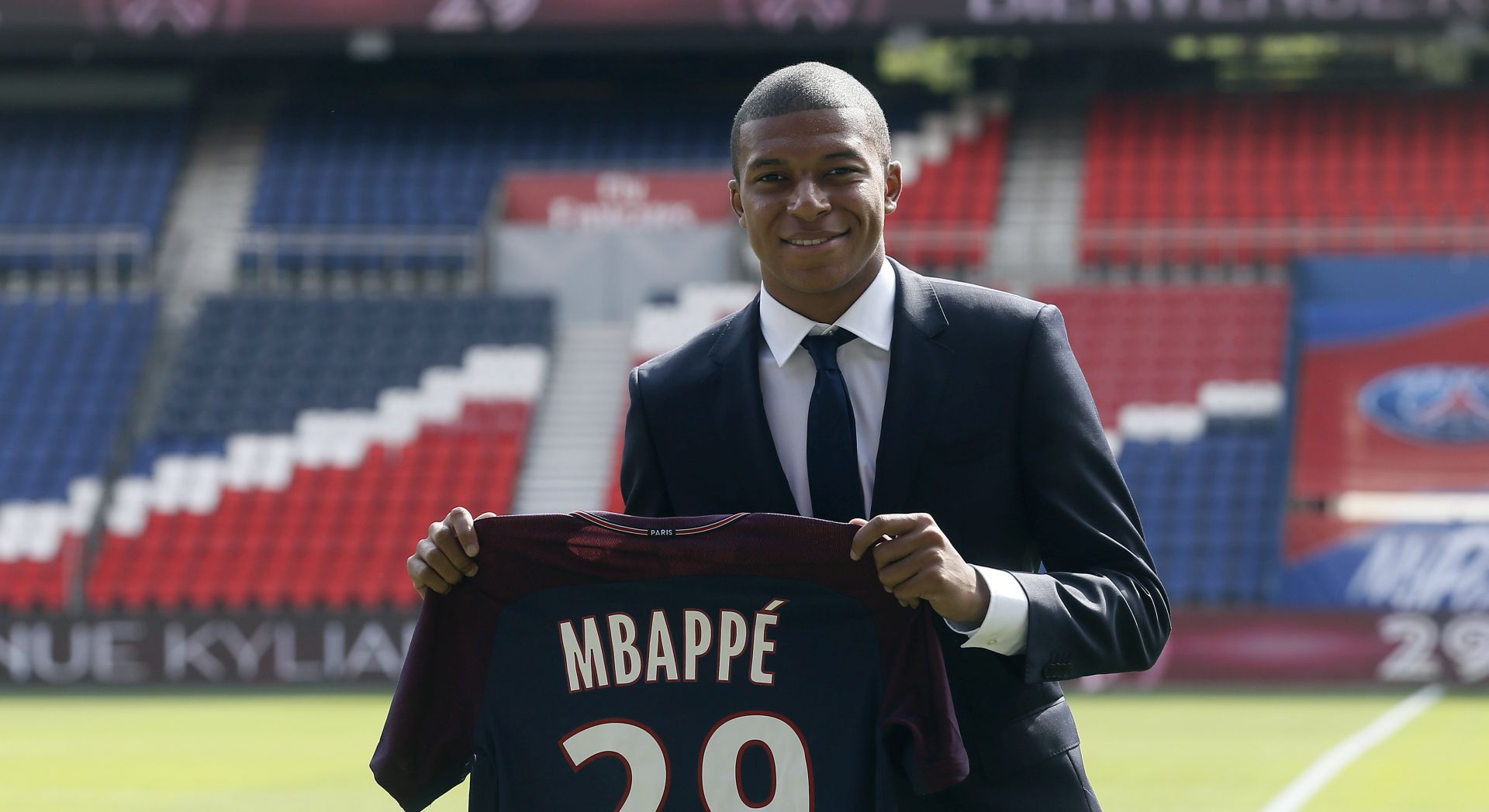 epa06187576 New player of Paris Saint Germain Kylian Mbappe poses during his presentation in Paris, France, 06 September 2017. The 18-year-old France forward moved on a season-long loan from AS Monaco to PSG with an option to make the transfer permanent at the end of the season.  EPA/ETIENNE LAURENT