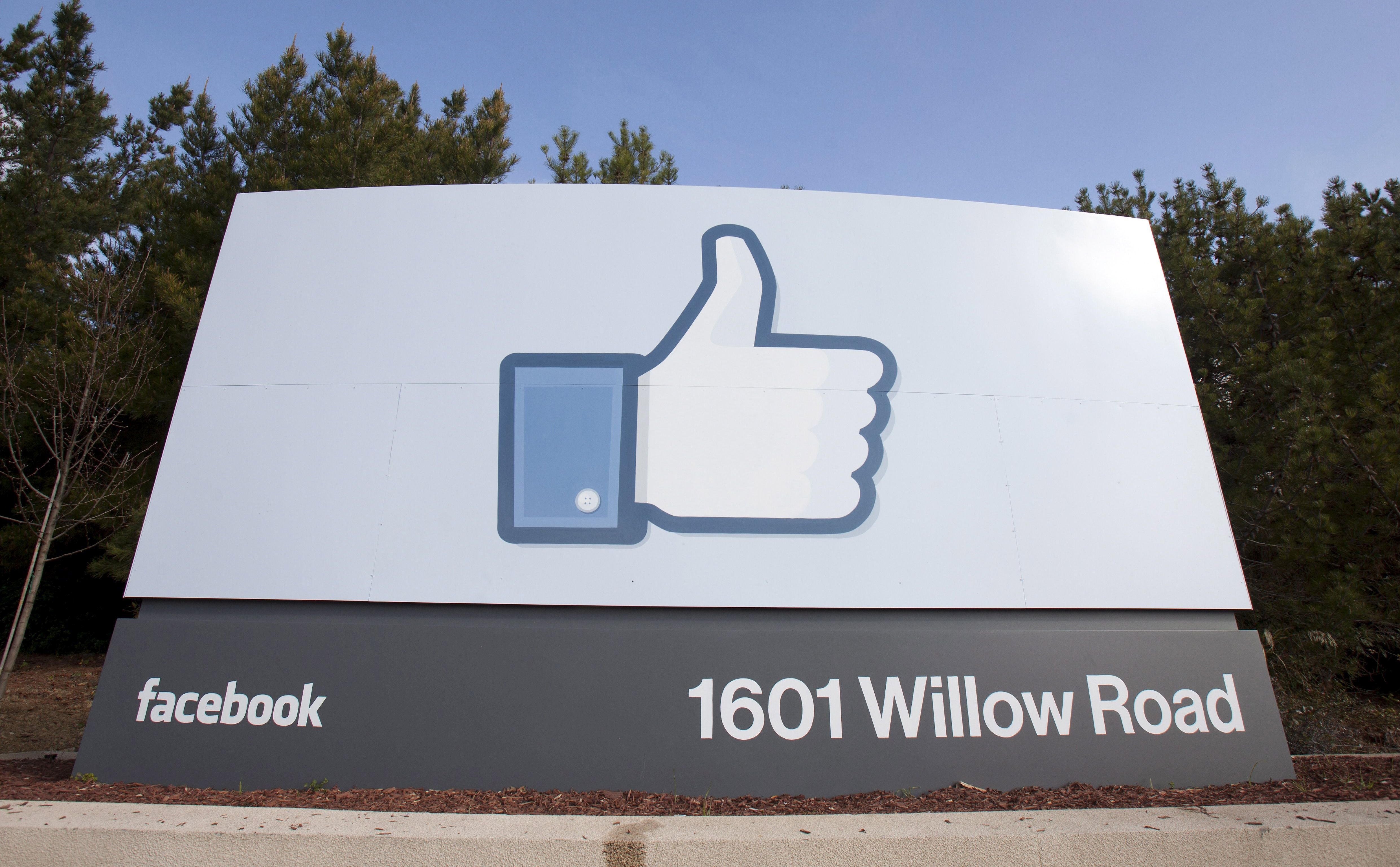 epa06188710 (FILE) - A view of Facebook's corporate headquarters in Menlo Park, California, USA, 31 January 2012. Media reports on 06 September 2017 state that Facebook says in a blog post by Facebook's chief security officer Alex Stamos that an alleged operation likely based in Russia spent 100,000 US dollars on divisive adverts during the run up to the 2016 US elections.  EPA/PETER DASILVA *** Local Caption *** 53101401