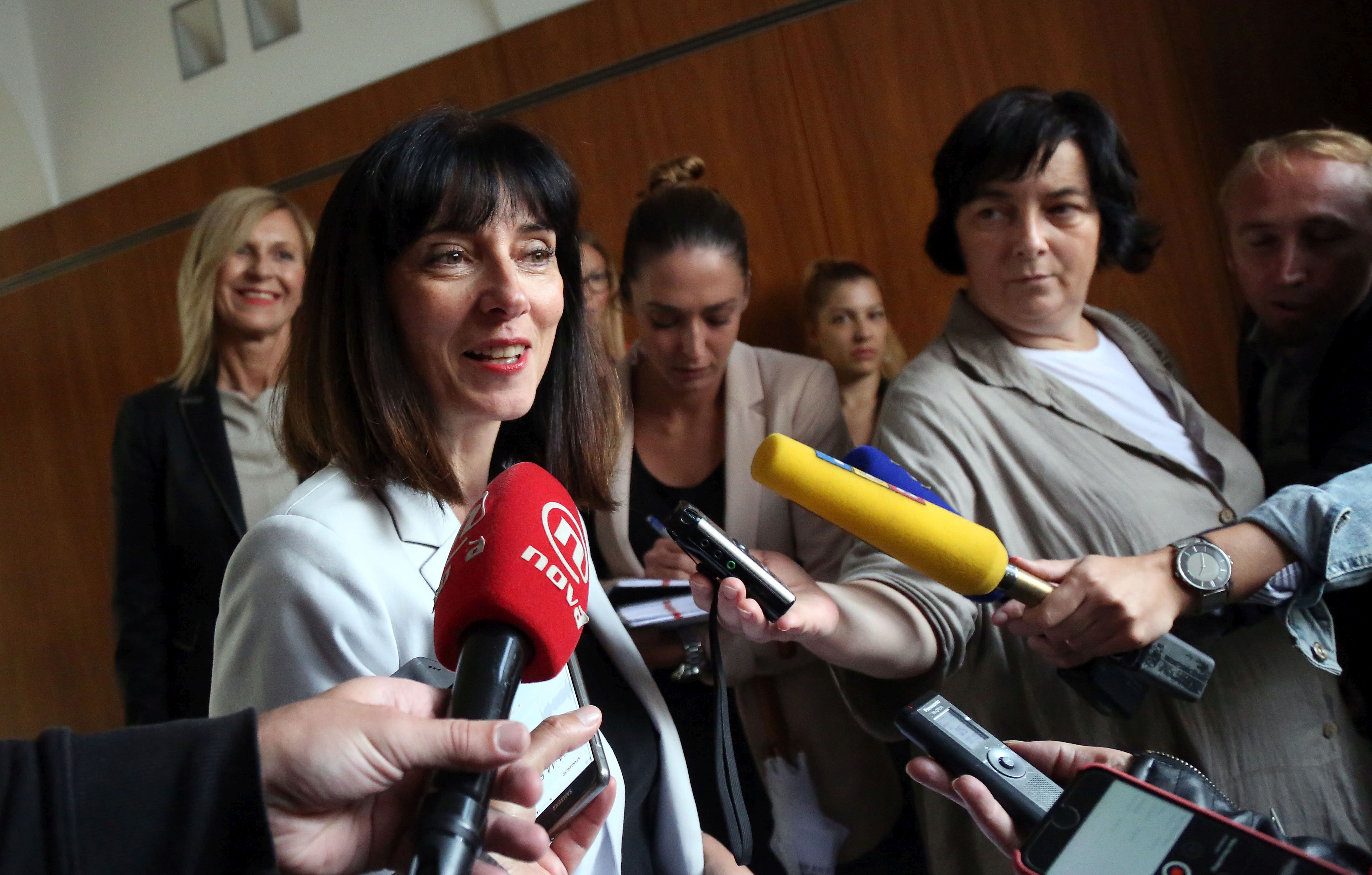 Zagreb, 07.09.2017 - Predsjednik Vlade Republike Hrvatske Andrej Plenkoviæ odrao je sjednicu Posebnog struènog povjerenstva za provedbu Strategije obrazovanja, znanosti i tehnologije. Na fotografiji ministrica znanosti i obrazovanja Blaenka Divjak daje izjavu nakon sjednice.
foto HINA/ Denis CERIÆ /dc