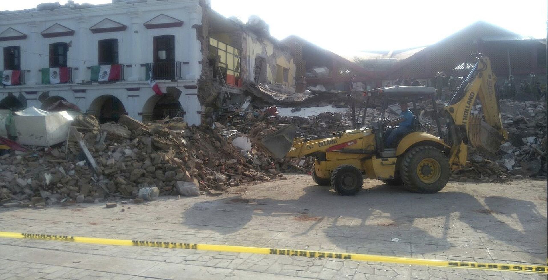 epa06192444 General view of the damages to the municipal palace of Juchitan after a 8.2 magtnitude earthquake in Tapachula, Mexico, early 08 September 2017. According to the National Seismological Service (SSN), the earthquake's epicenter was 137 kilometers southwest of Tonala, in the southeastern state of Chiapas. At least five people died, three of them in the Chiapas state after their house collapsed in the quake and two others in the Tabasco state. Mexico's President Enrique Pena Nieto declared a state of emergency in Chiapas.  EPA/PEDRO RASGADO