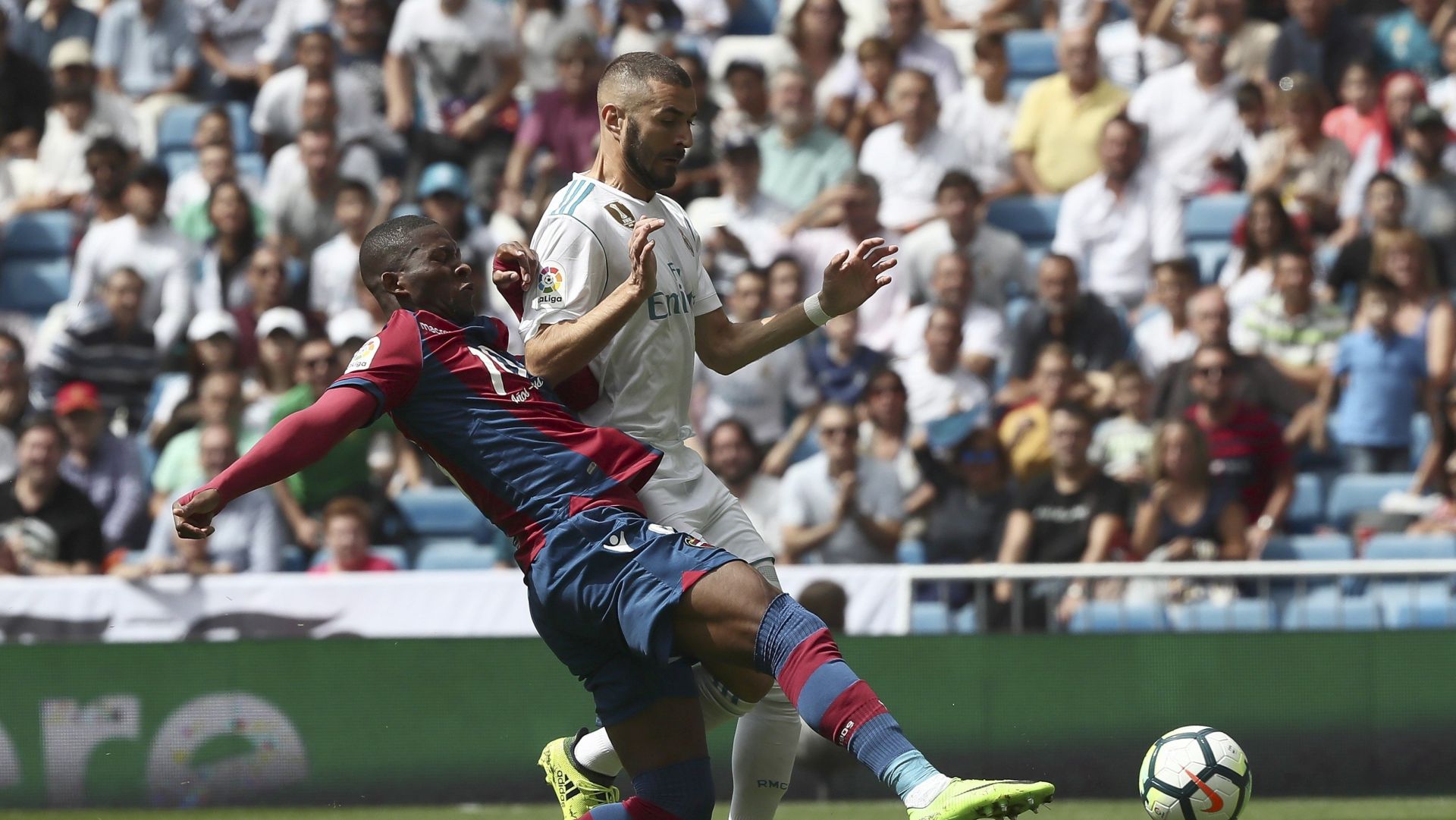 epa06193746 Real Madrid's French forward Karim Benzema (R) struggles for the ball against Jefferson Lerma of Levante during the Spanish Primera Division League soccer match between Real Madrid and Levante UD at the Santiago Bernabeu stadium in Madrid, Spain, 09 September 2017.  EPA/MARISCAL
