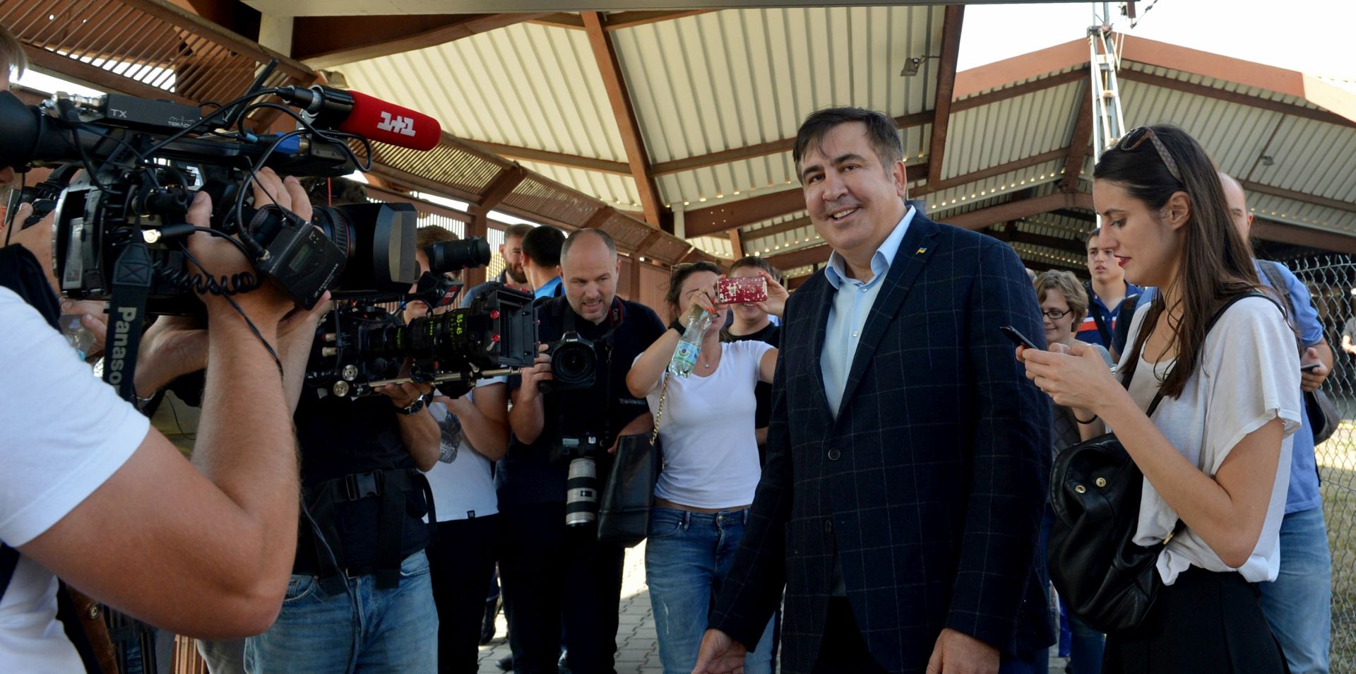 epa06195769 Former President of Georgia Mikheil Saakashvili (2-R) speaks to media on the platform of the railway station in Przemysl, Poland, 10 September 2017. Saakashvili, also a former Governor of Odessa, lost his Ukrainian citizenship on 26 July 2017, after the Ukrainian Migration Service announced he didn't inform the agency he was facing criminal charges in Georgia when he applied for Ukrainian citizenship, according to media reports. Saakashvili today will try to enter Ukraine by the Polish-Ukrainian border crossing Korczowa-Krakowiec.  EPA/Darek Delmanowicz POLAND OUT