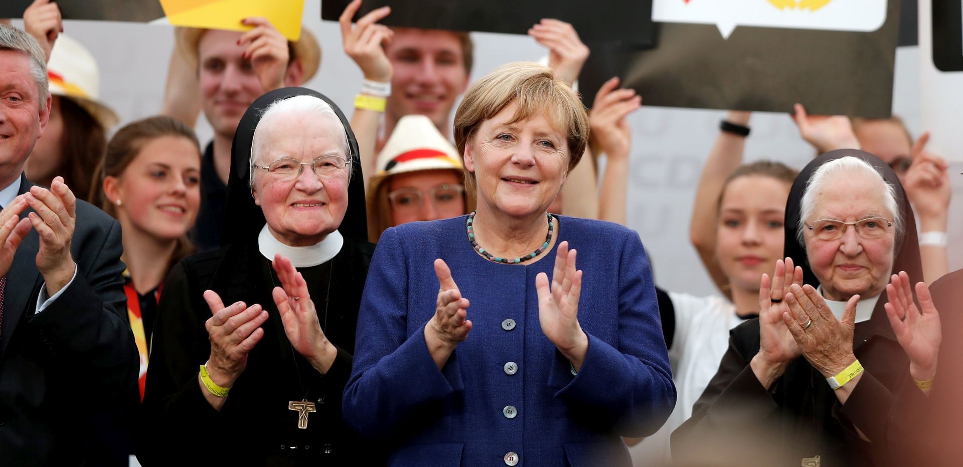 epa06196046 German Chancellor Angela Merkel (C) attends an election campaign event of the Christian Democratic Union (CDU) party in Delbrueck-Steinhorst, Germany, 10 September 2017. General elections in Germany are scheduled for 24 September 2017.  EPA/FRIEDEMANN VOGEL