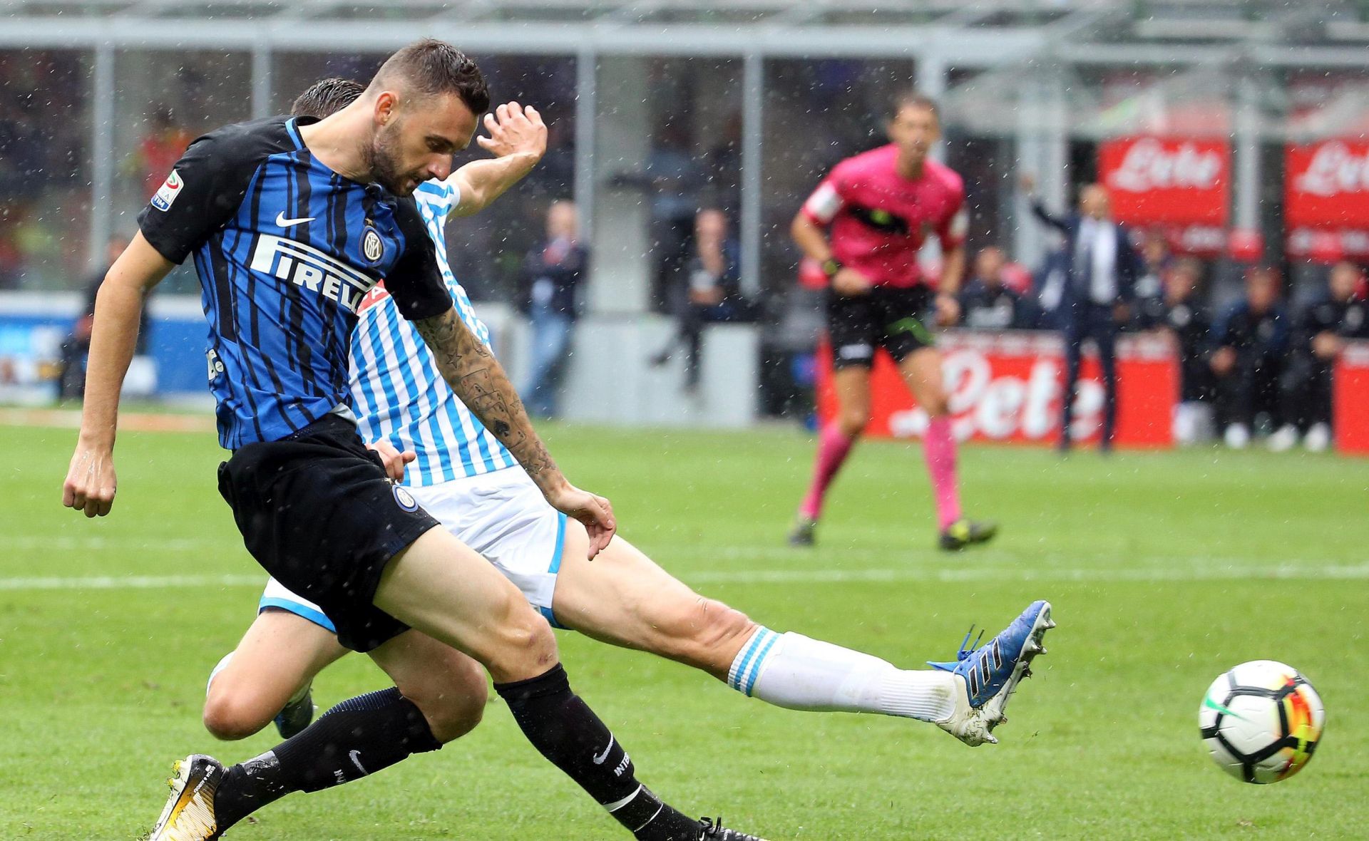epa06196013 Fc Inter midfielder Marcelo Brozovic  (L) in action during the Italian Serie A soccer match between FC Internazionale and SPAL in Milan, Italy, 10 September 2017.  EPA/MATTEO BAZZI