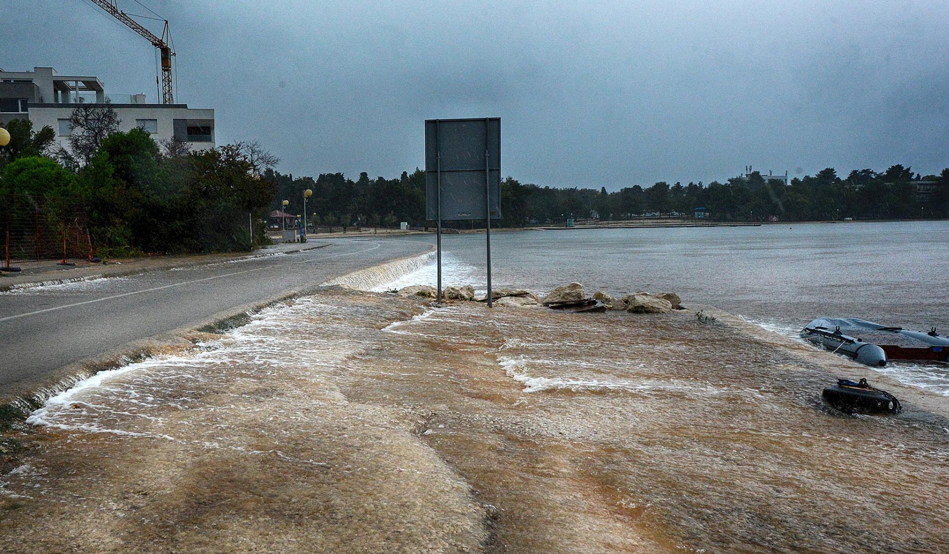 Zadar, 11.09.2017. - Obilna kia u Zadru poplavila je u ponedjeljak ujutro kuæe i podrume, zadarski upanijski centar 112 zatrpan je pozivima graðana, a iz Meteoroloke postaje Zadar izvijestili su da je od 8 do 10 ujutro u tom gradu palo oko 190 litara kie po metru èetvornom to je vie nego dvostruko od prosjeènih mjeseènih padalina od 98 litara. 
foto HINA/ ml