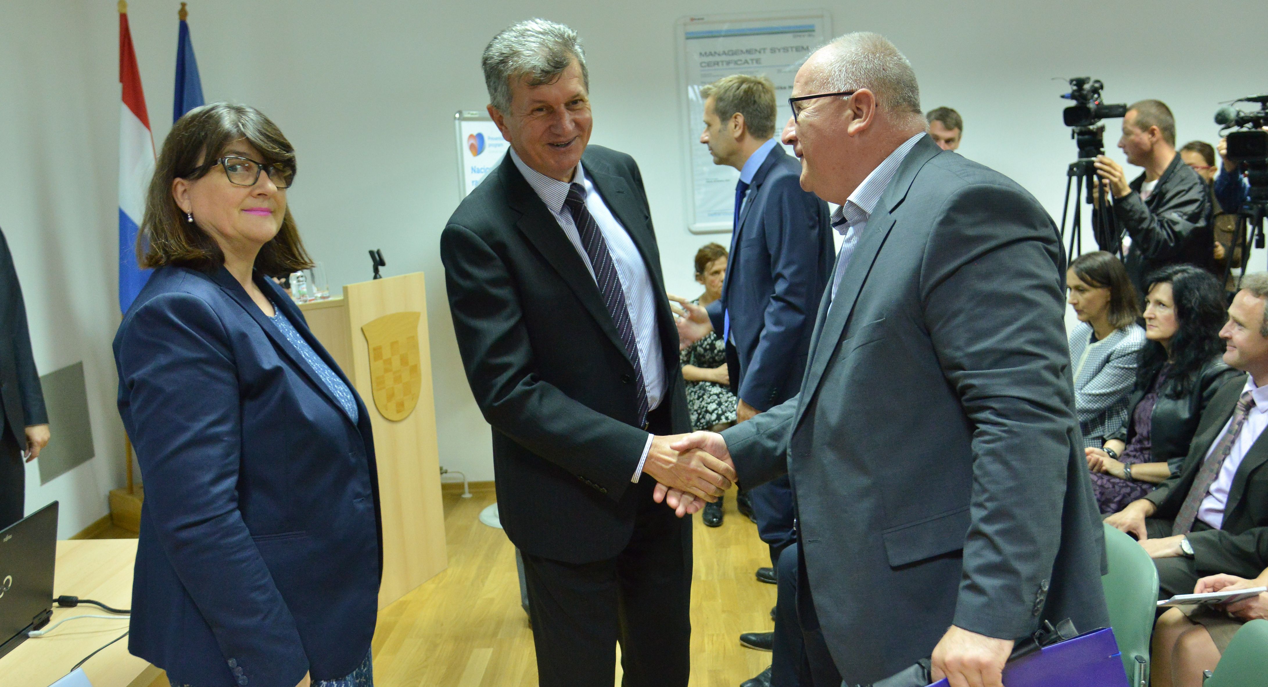 Zagreb, 11.09.2017. - Svečano obilježavanje Nacionalnog dana ambliopije i predstavljanje prvog Nacionalnog registra ranog otkrivanja slabovidnosti u svijetu.Na fotografiji ministar zdravstva Milan Kujundžić.
foto HINA/ Admir BULJUBAŠIĆ/ abu