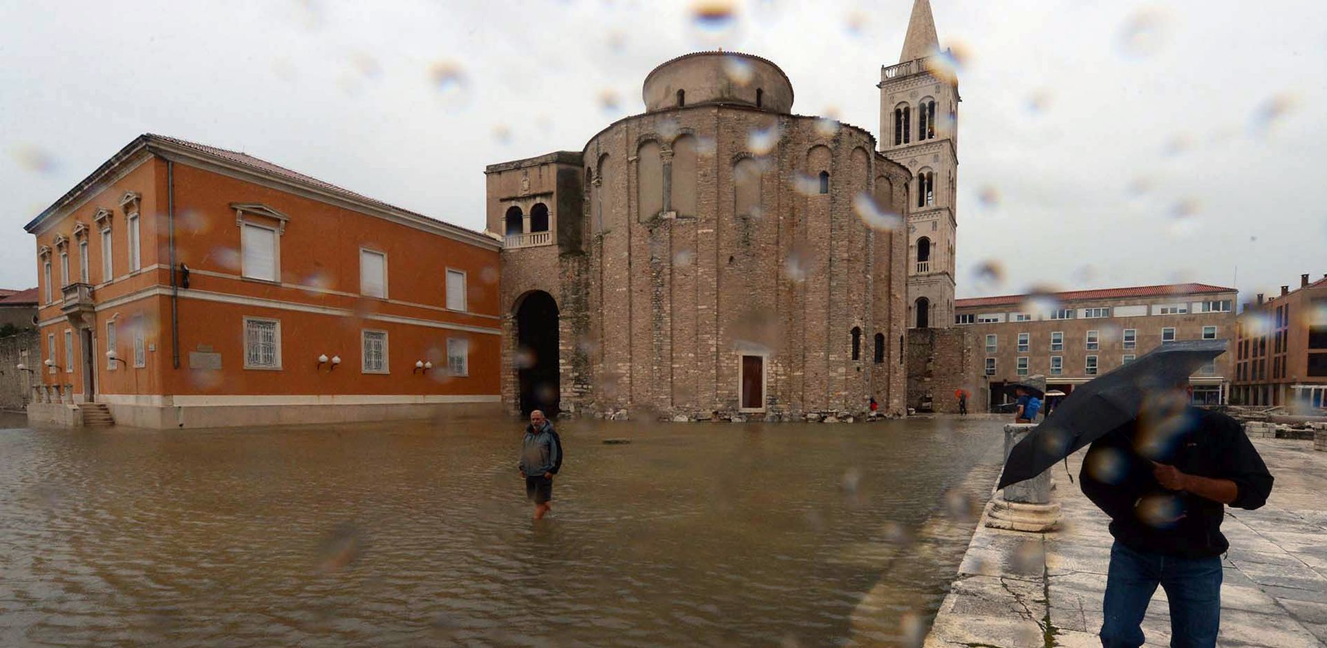 Zadar, 11.09.2017. - Obilna kia u Zadru poplavila je u ponedjeljak ujutro kuæe i podrume, zadarski upanijski centar 112 zatrpan je pozivima graðana, a iz Meteoroloke postaje Zadar izvijestili su da je od 8 do 10 ujutro u tom gradu palo oko 190 litara kie po metru èetvornom to je vie nego dvostruko od prosjeènih mjeseènih padalina od 98 litara. Na fotografiji poplavljeni Forum.
foto HINA/ ml