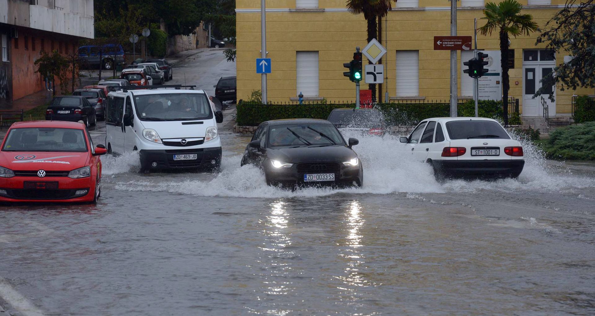 Zadar, 11.09.2017. - Obilna kia u Zadru poplavila je u ponedjeljak ujutro kuæe i podrume, zadarski upanijski centar 112 zatrpan je pozivima graðana, a iz Meteoroloke postaje Zadar izvijestili su da je od 8 do 10 ujutro u tom gradu palo oko 190 litara kie po metru èetvornom to je vie nego dvostruko od prosjeènih mjeseènih padalina od 98 litara. Na fotografiji poplavljena Jazina.
foto HINA/ ml